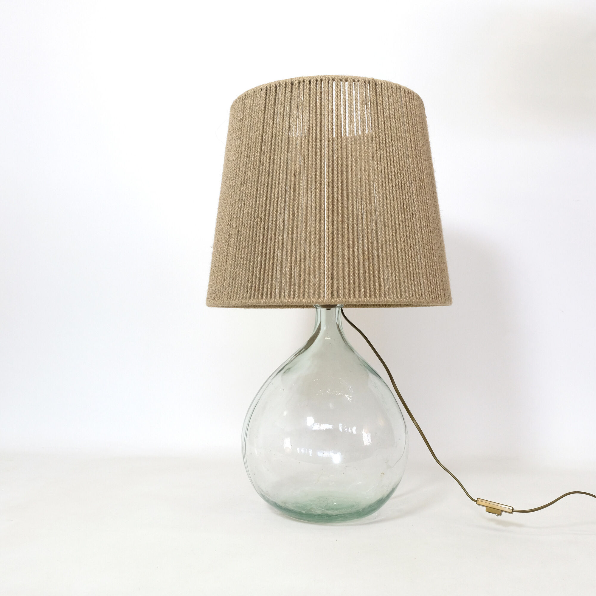 Table lamp from the 70s and 80s and its rope lampshade.