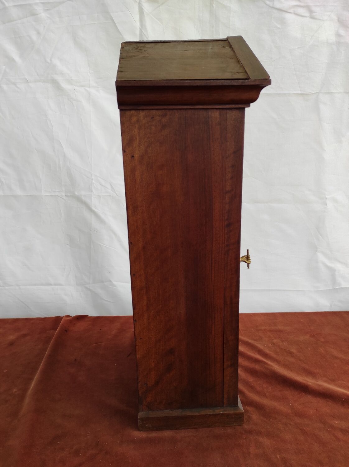 Showcase to pose nineteenth century walnut