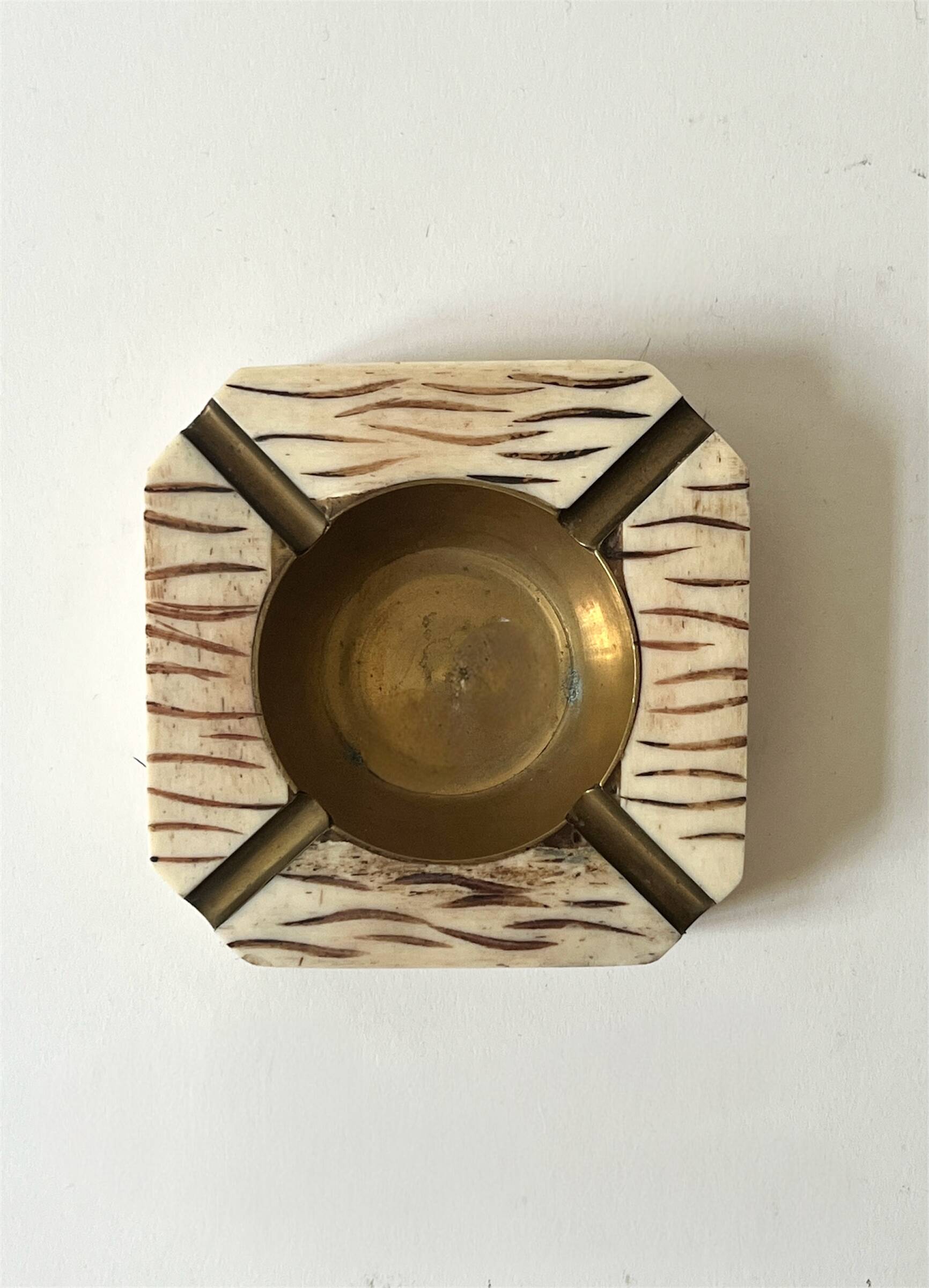 Italian ashtray in ivory zebra resin and brass, 1970s design.