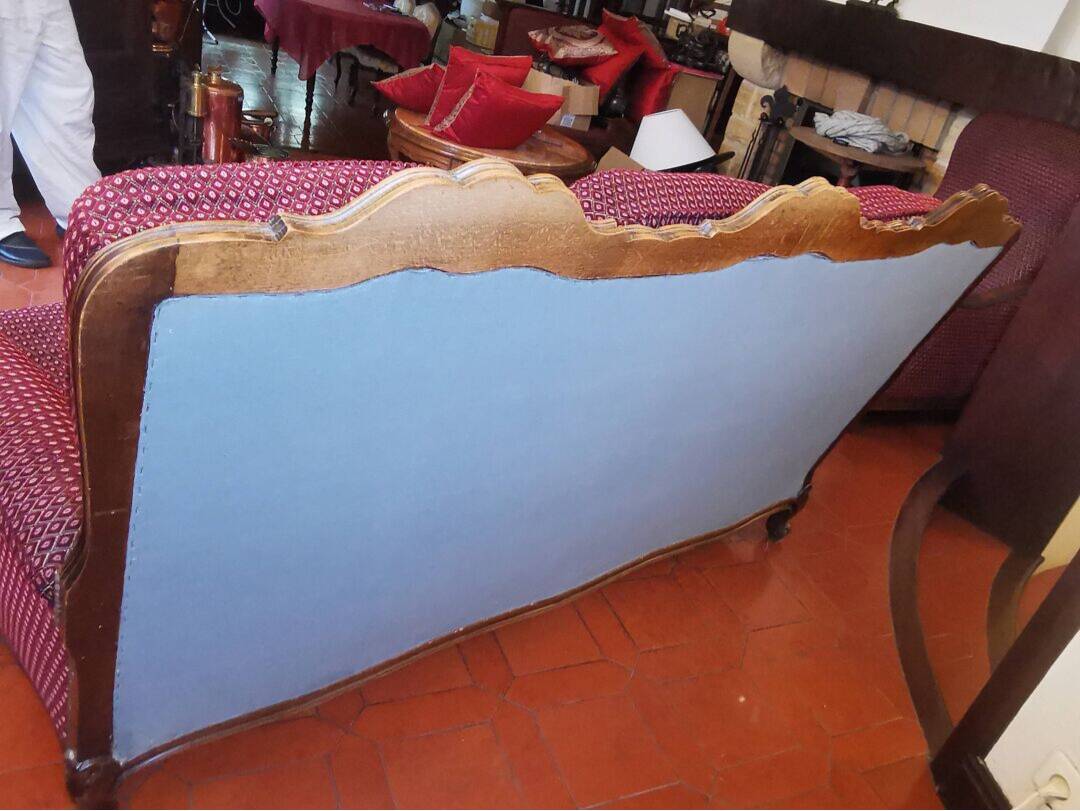 Burgundy velvet canapé bed in Louis XV Regency style.