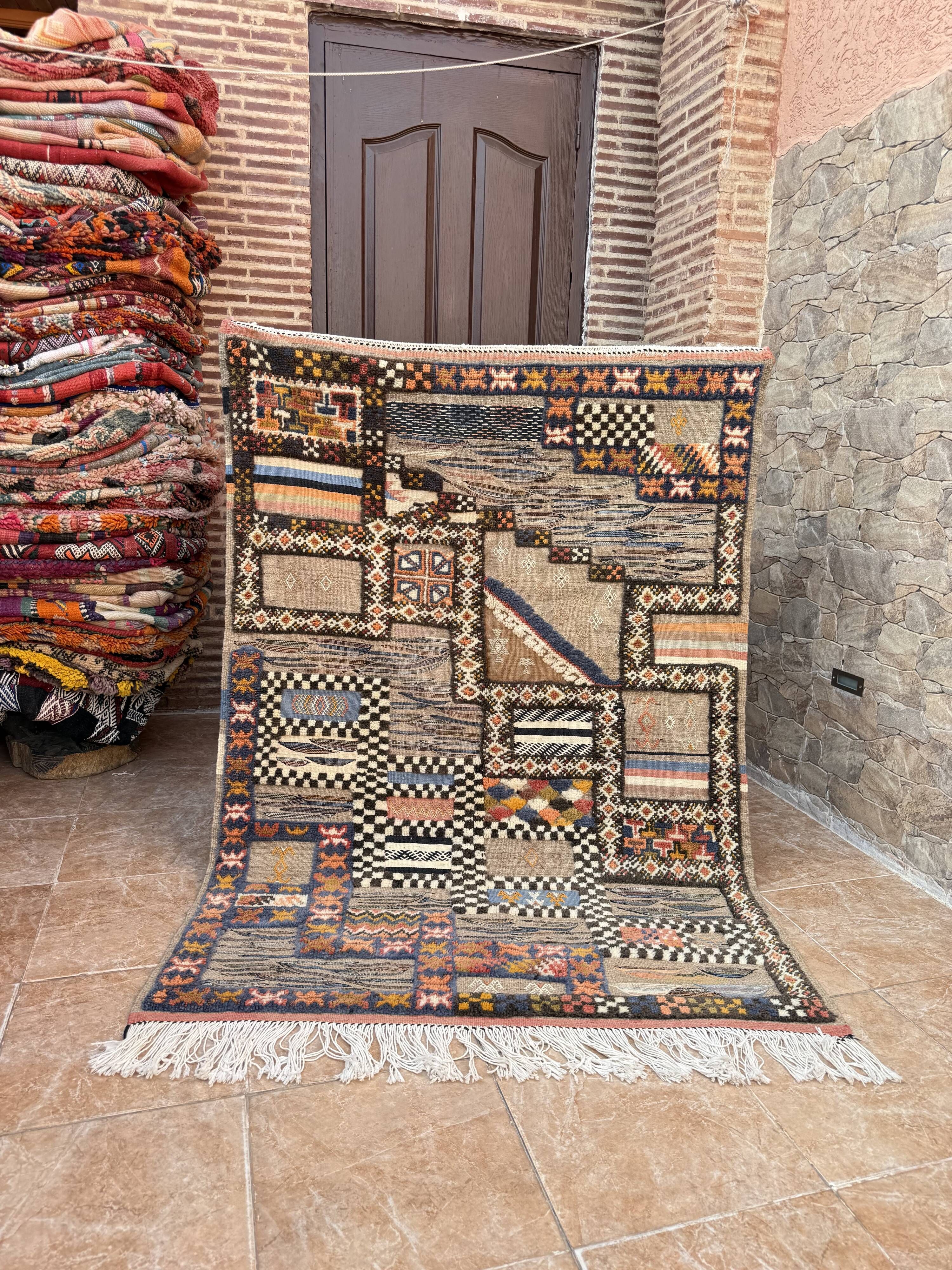 Handmade Berber Kilim rug: Moroccan wall decoration 160 cm x 110 cm
