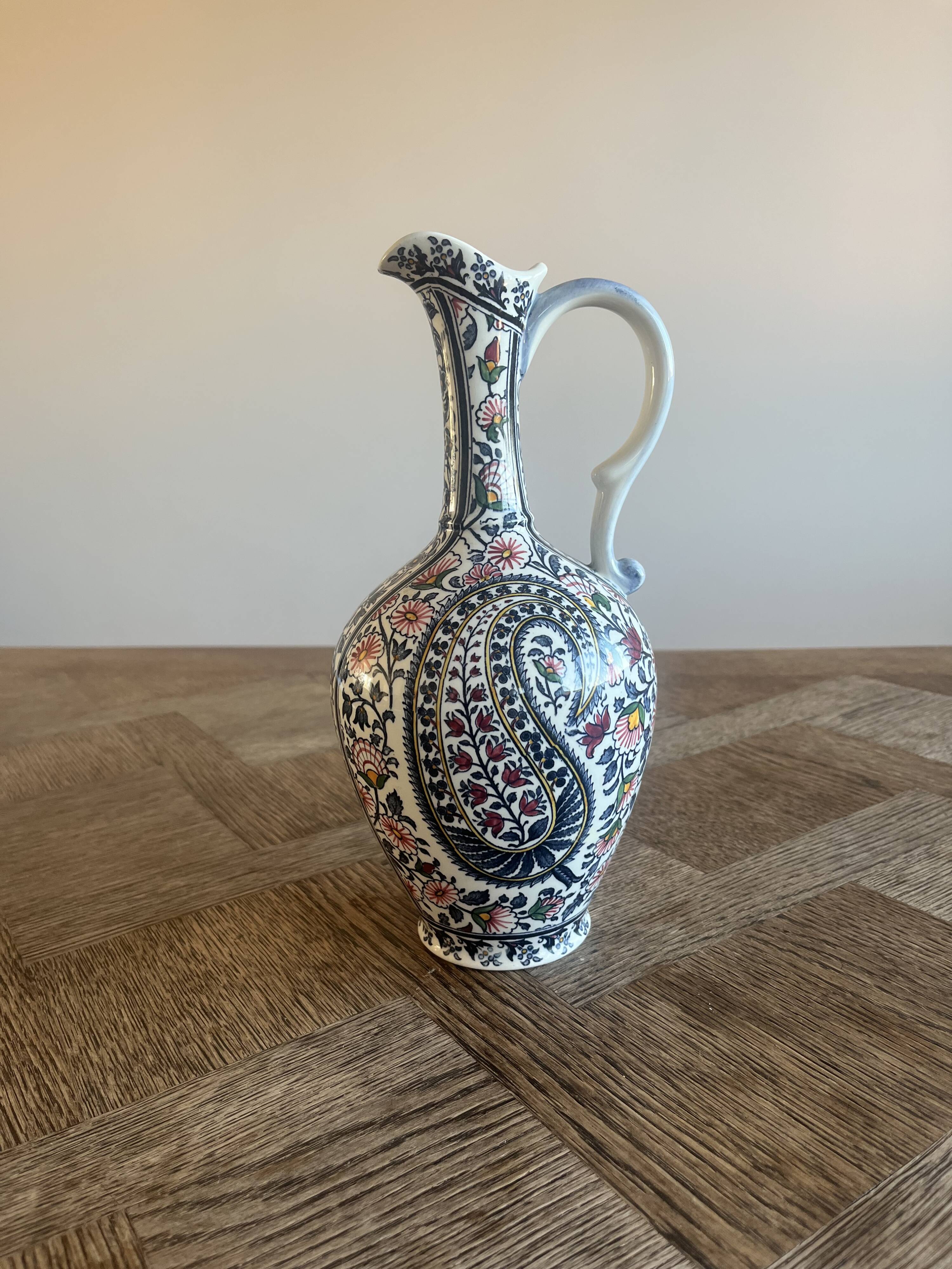 25 cm ewer in Gien earthenware with Kashmir decoration.