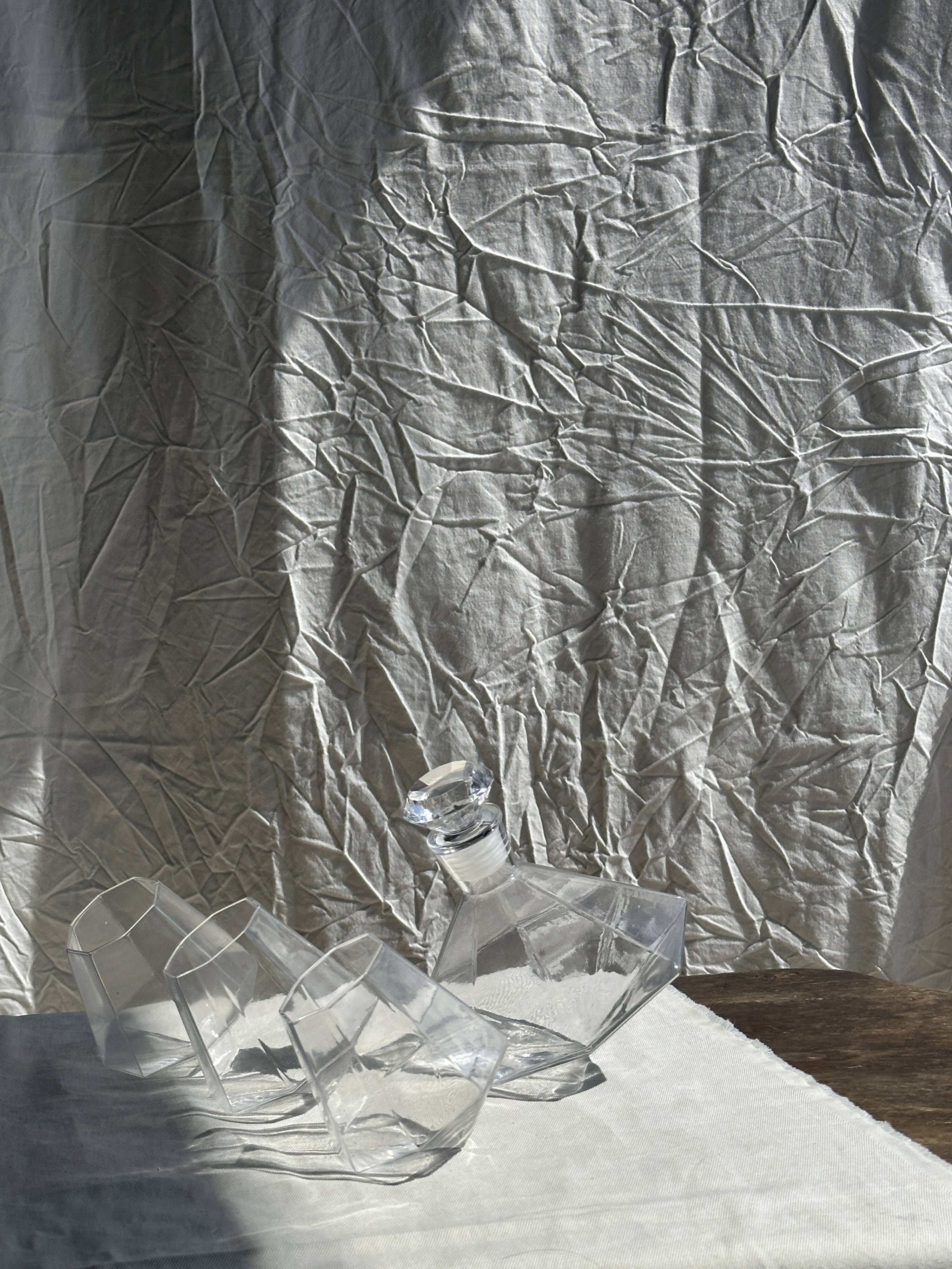 Small geometric carafe with diamond-shaped stopper and its 4 glasses