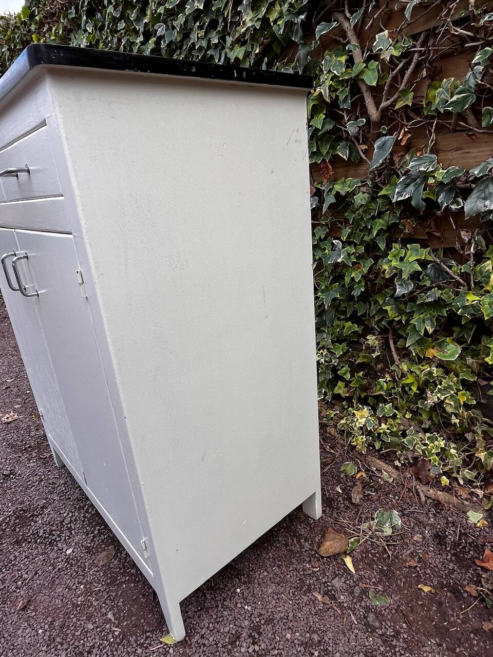 Vintage white sideboard with 2 doors and 2 drawers