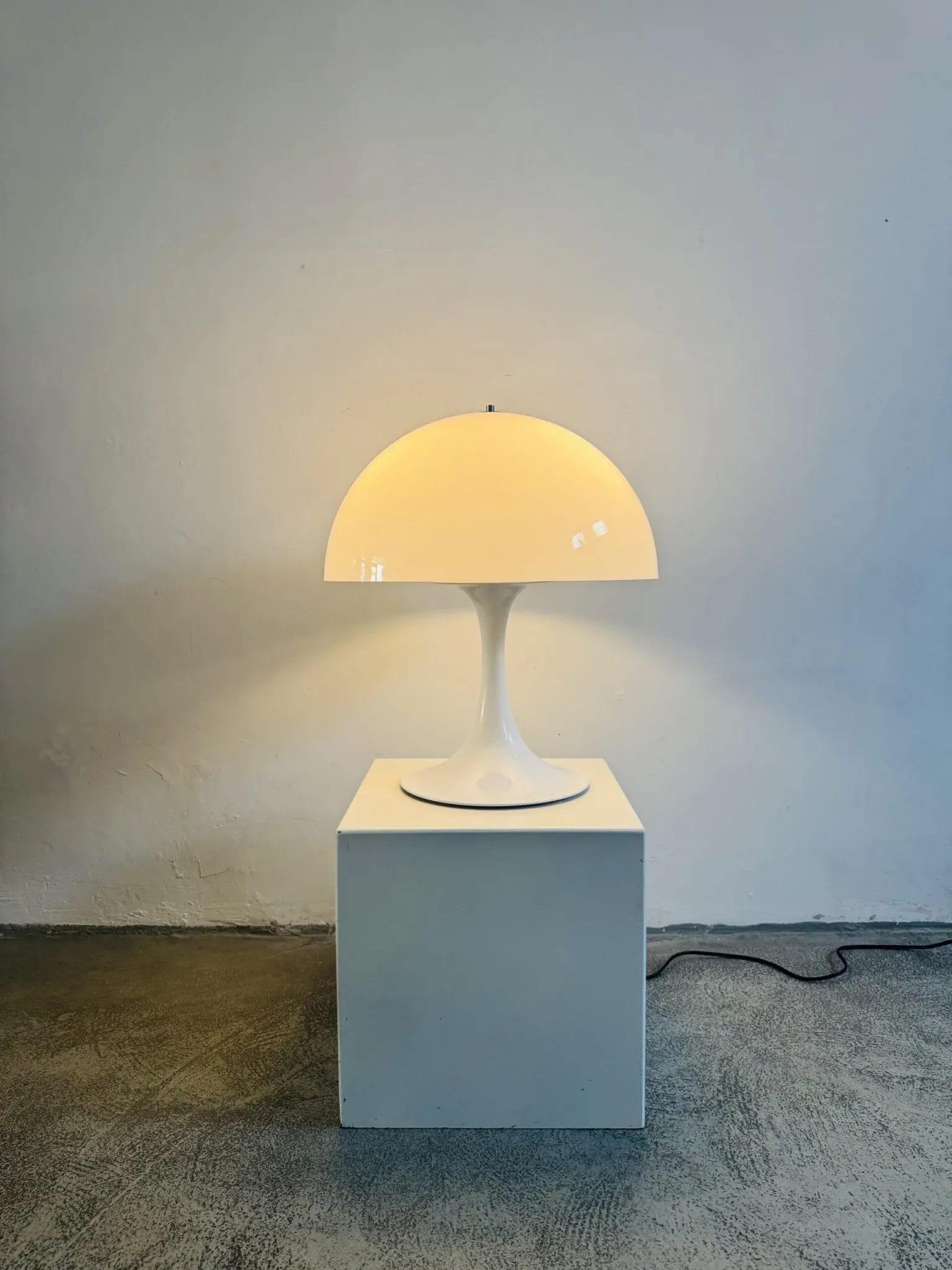 Lampe de table D-2128 par Raak Amsterdam, Pays-Bas, années 1970.