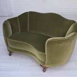 Canapé 2 places incurvé danois des années 1960, revêtement en velours vert, pieds en chêne.