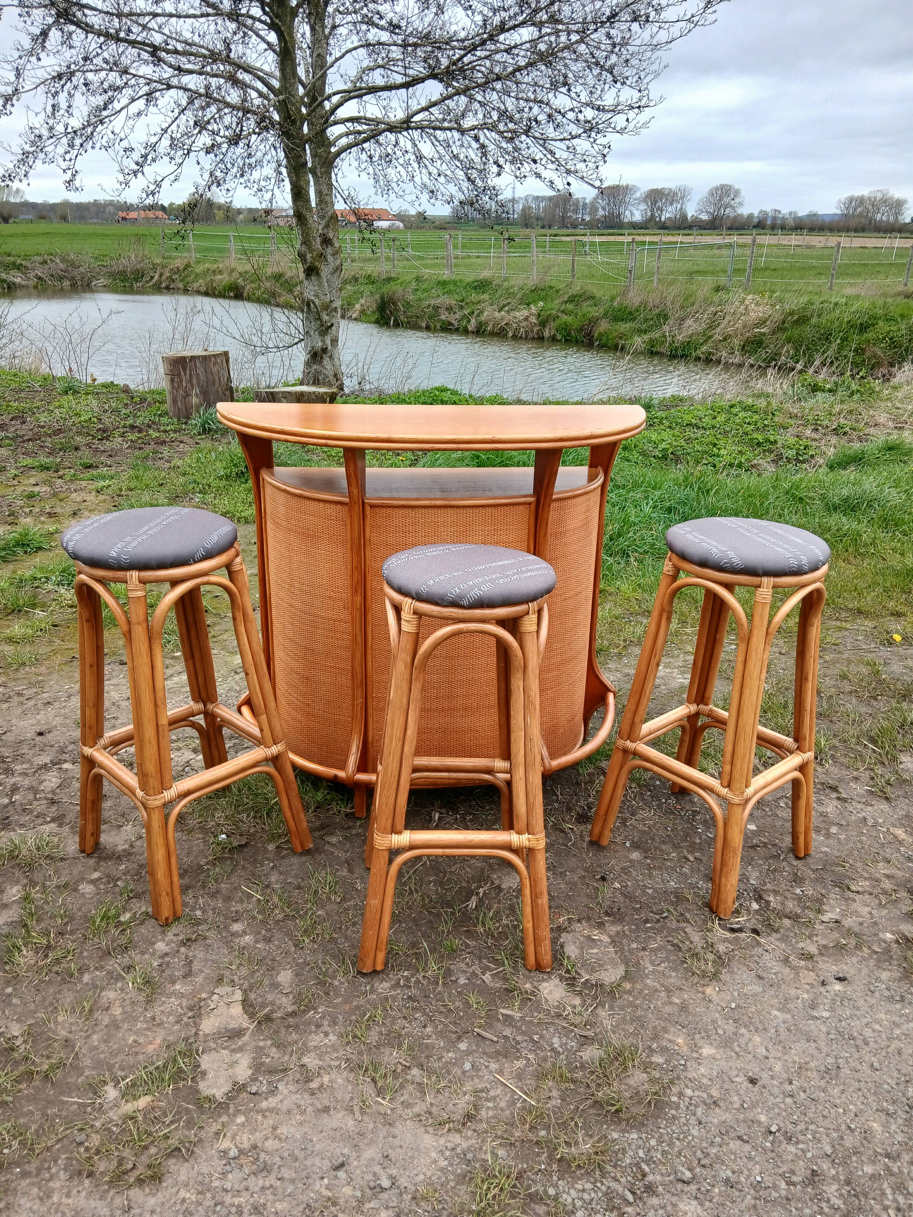 Bar en rotin et 3 tabourets