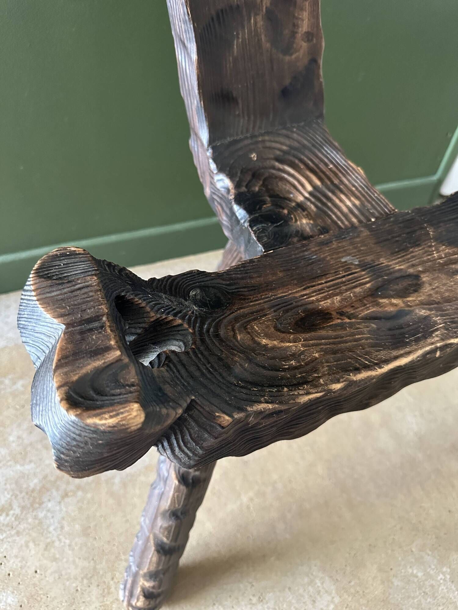 Chaise tripode brutaliste