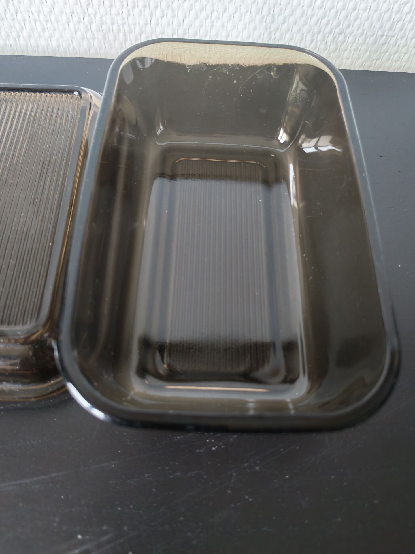 Beurrier Arcoroc en verre fumé 1960