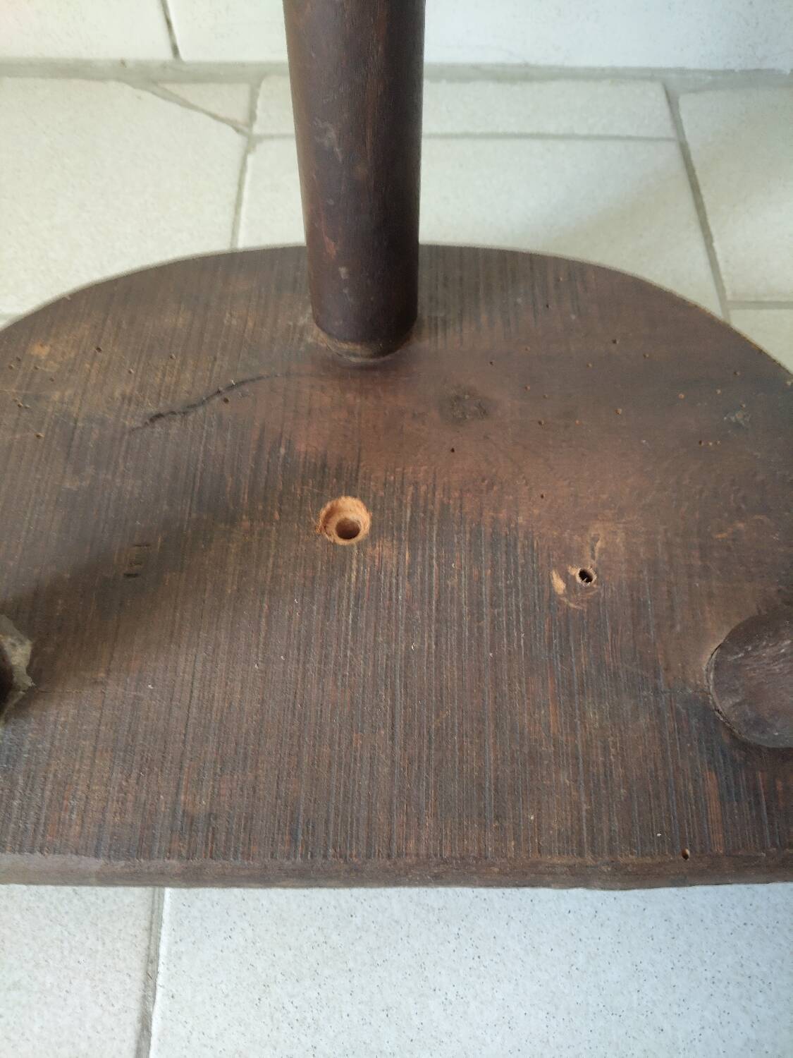 Antique tripod milking stool in solid wood – rustic & patina