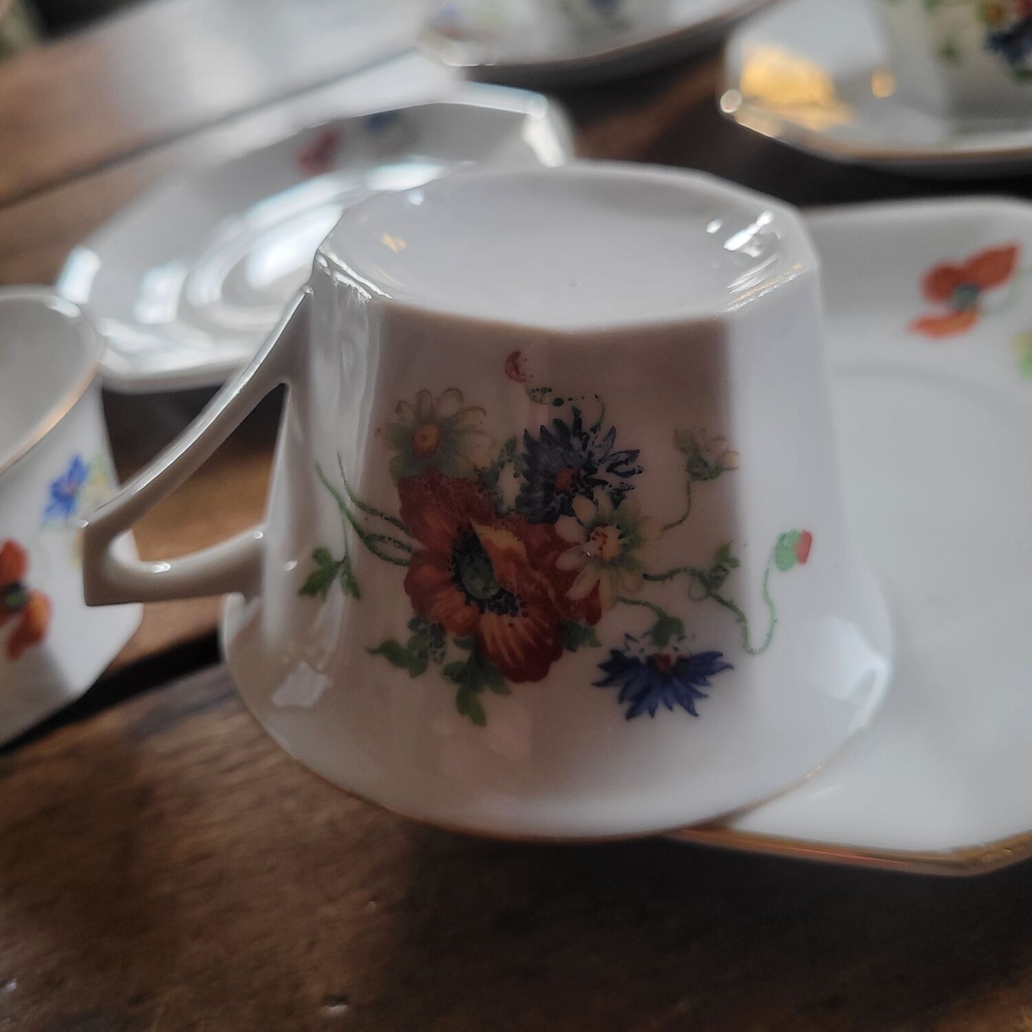 6 porcelain cups decorated with wildflowers from the 60s.