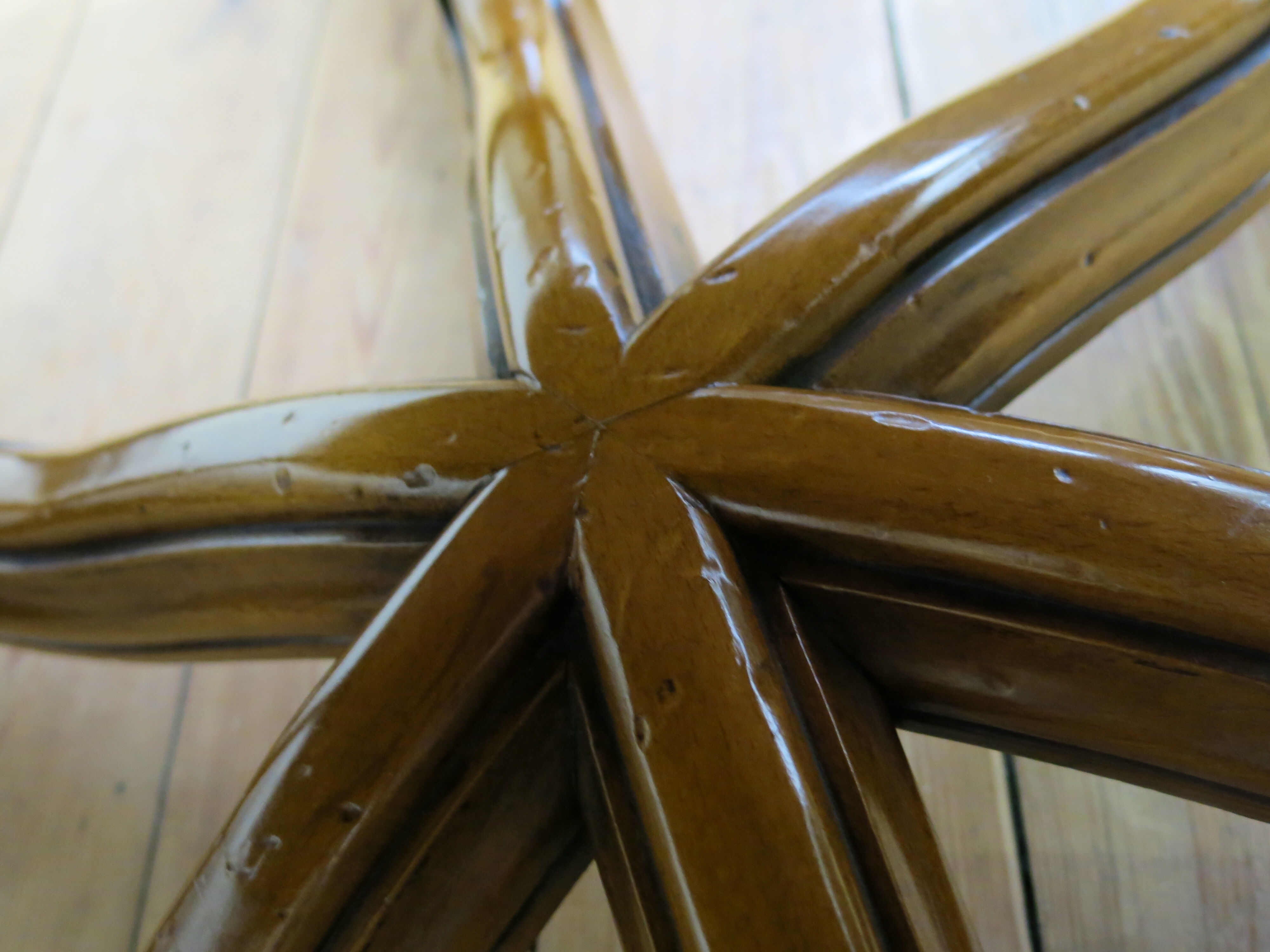 Table basse English Regency en acajou sculpté et cuir olive