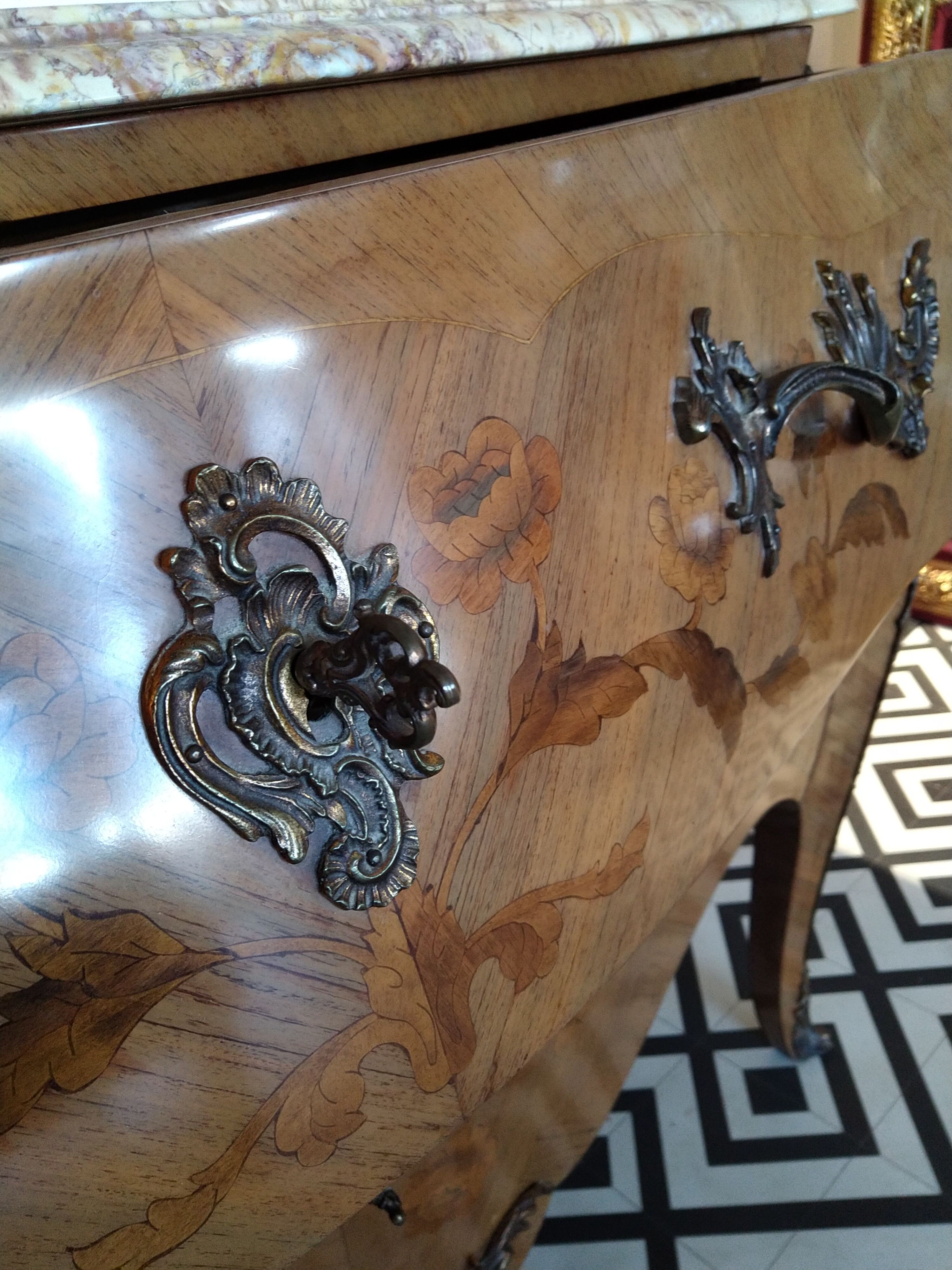 Curved Louis XV chest of drawers