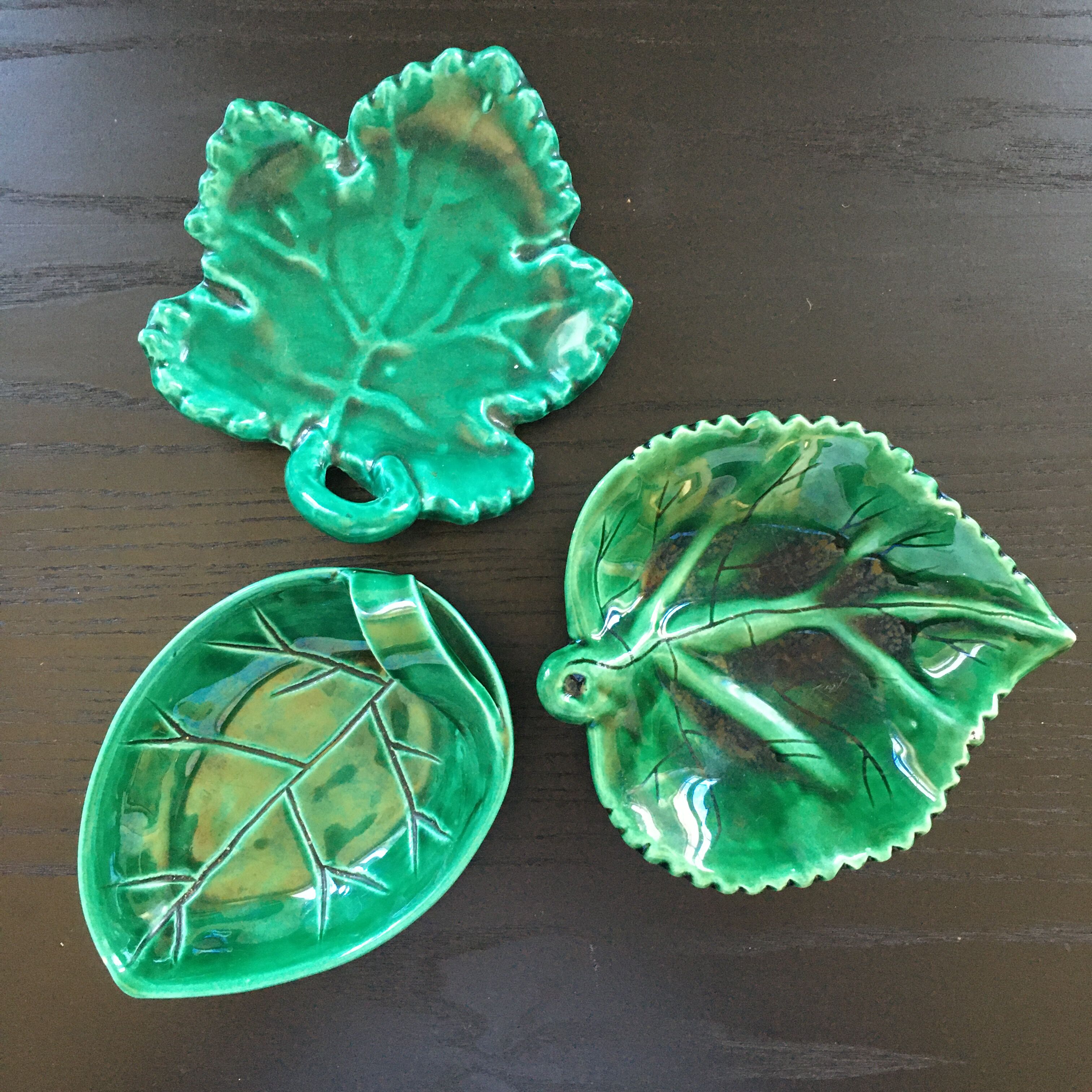 Collection of 3 leaf-shaped trays.