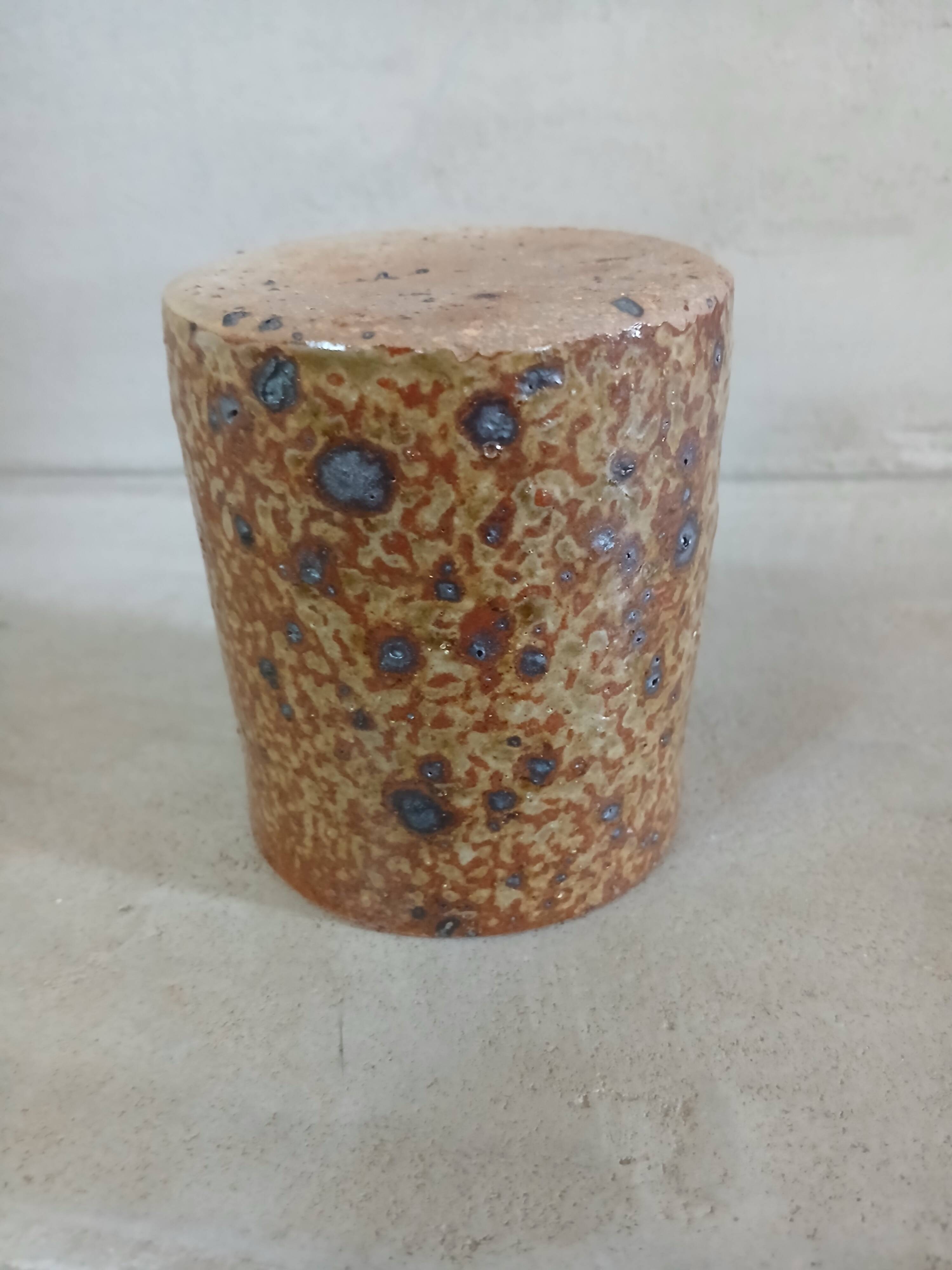 5 mugs / verres anciens en grès pyrite