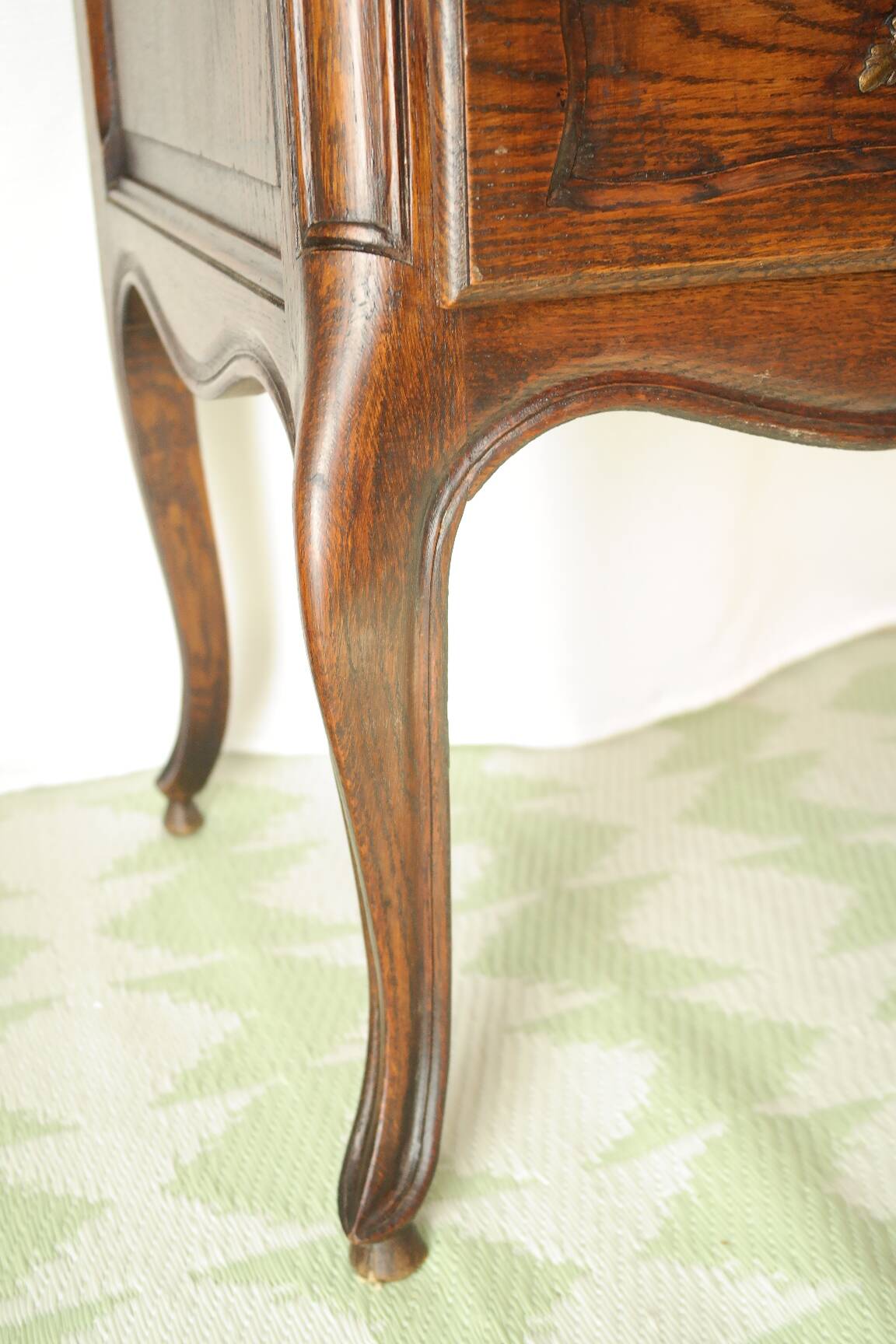 Louis XV style commode in solid oak, 20th century.