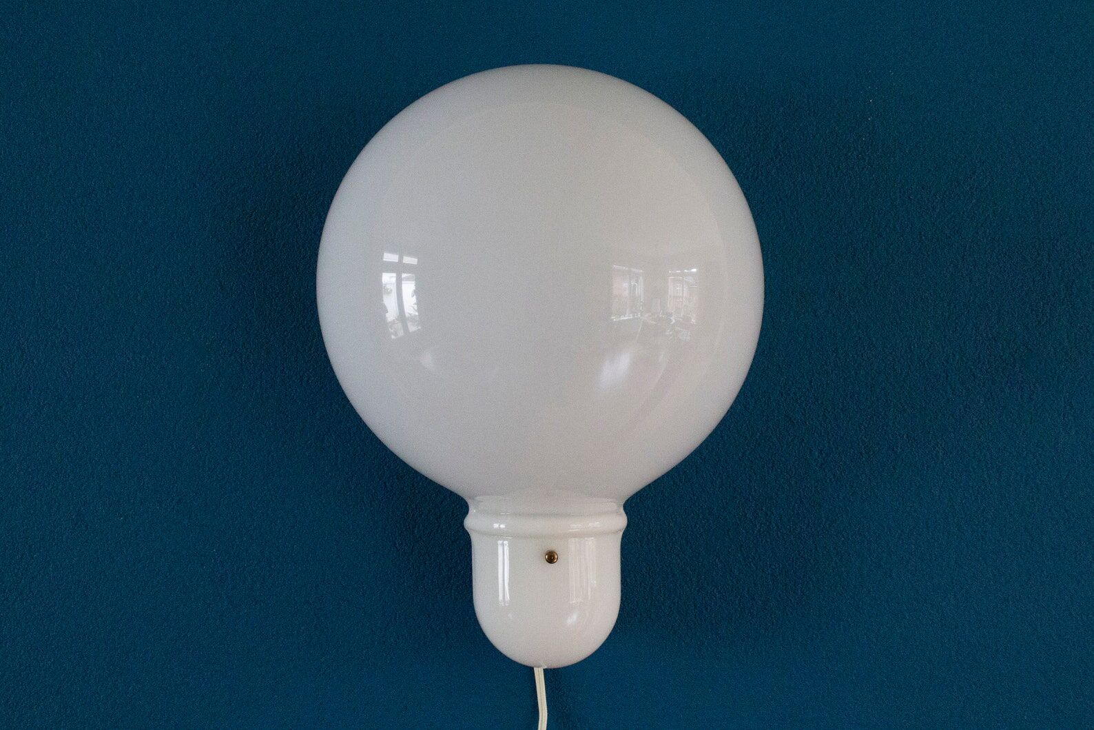 Space age perspex balloon wall lamp, white wall sconce, mushroom, acrylic vintage lighting