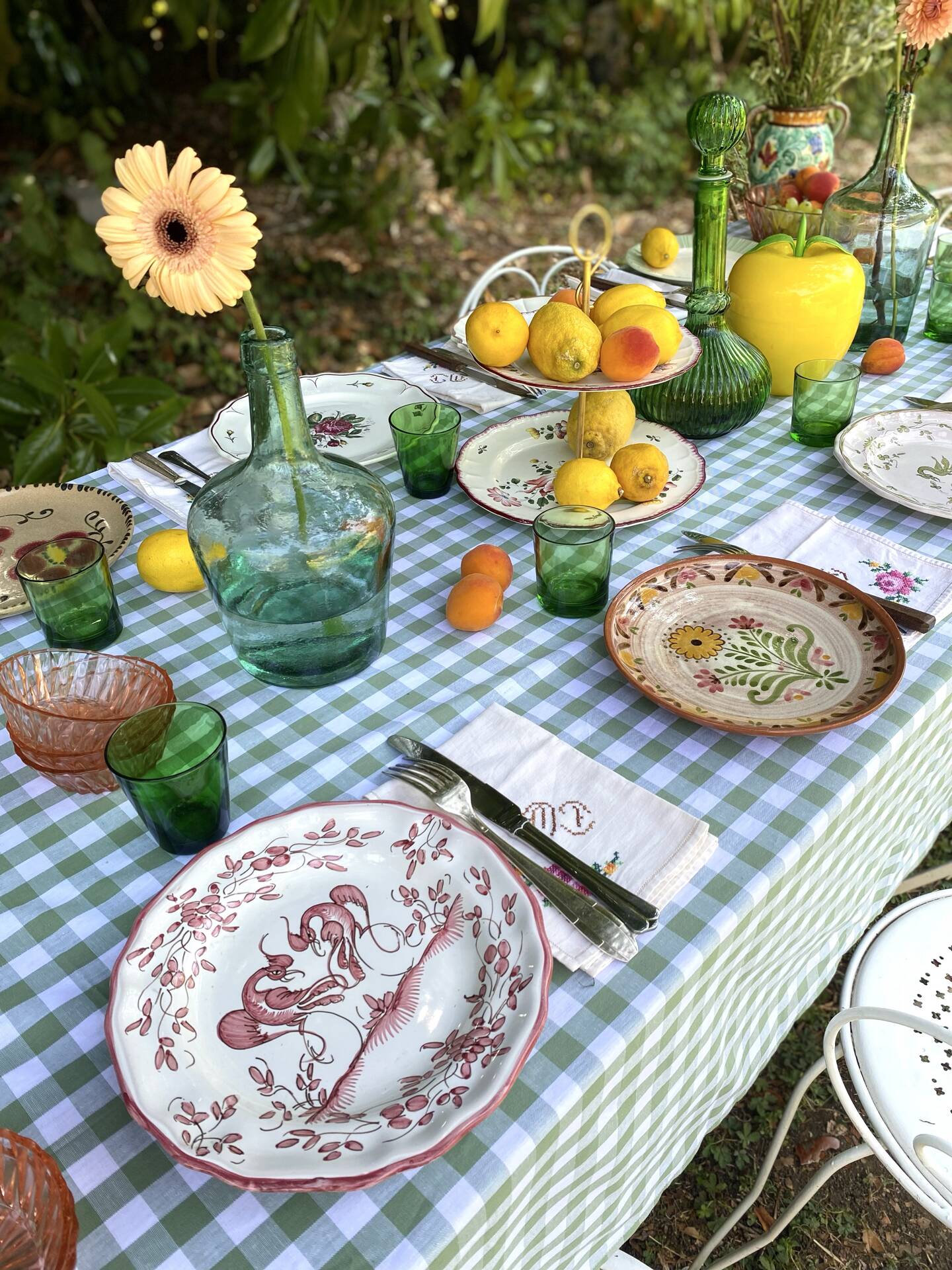 Exceptional set of 15 large mismatched plates.