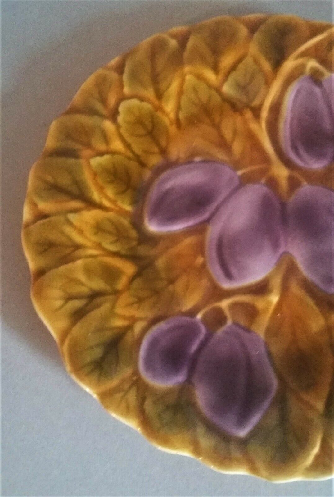 Assiette barbotine prunes Sarreguemines début XXème