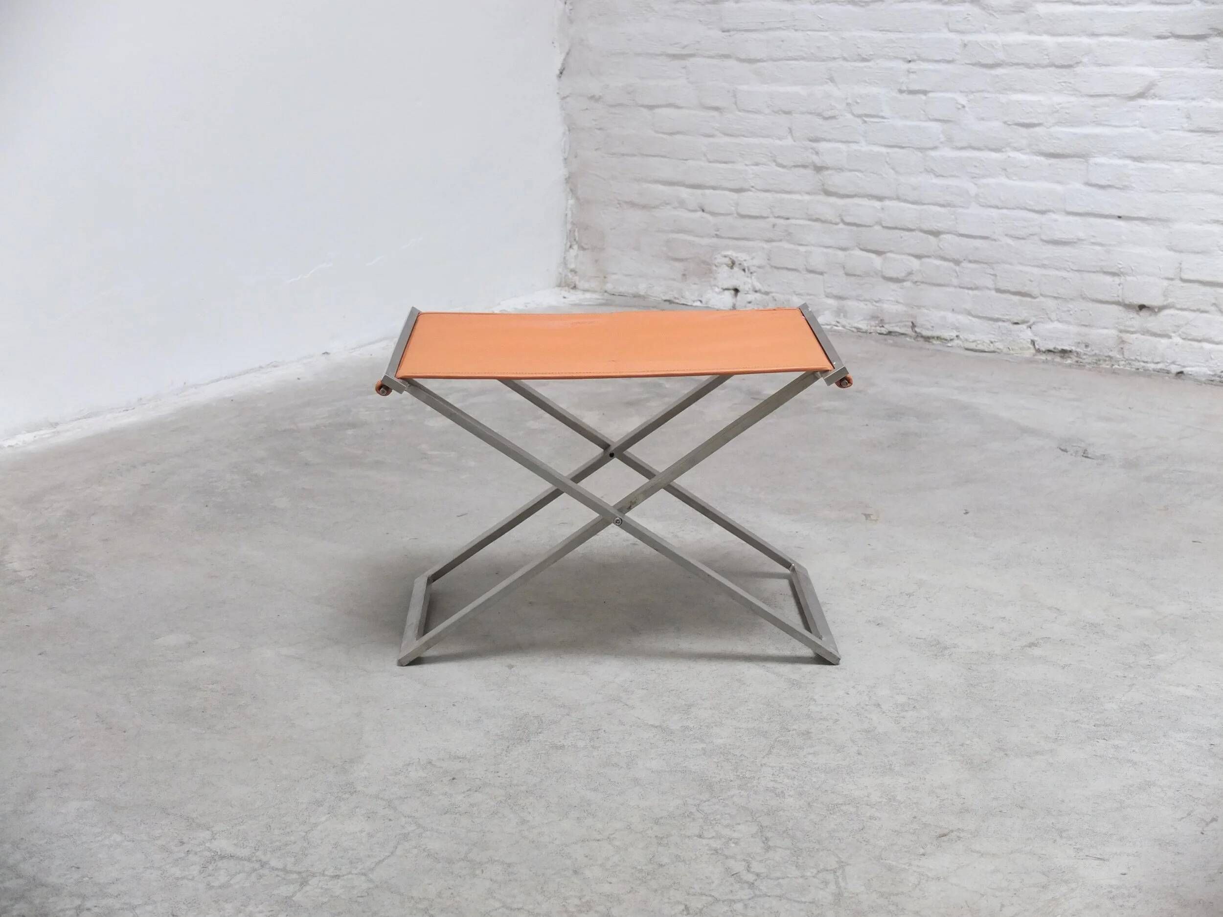 Tabouret pliant en cuir cognac et acier par Michael Christensen, années 1960.