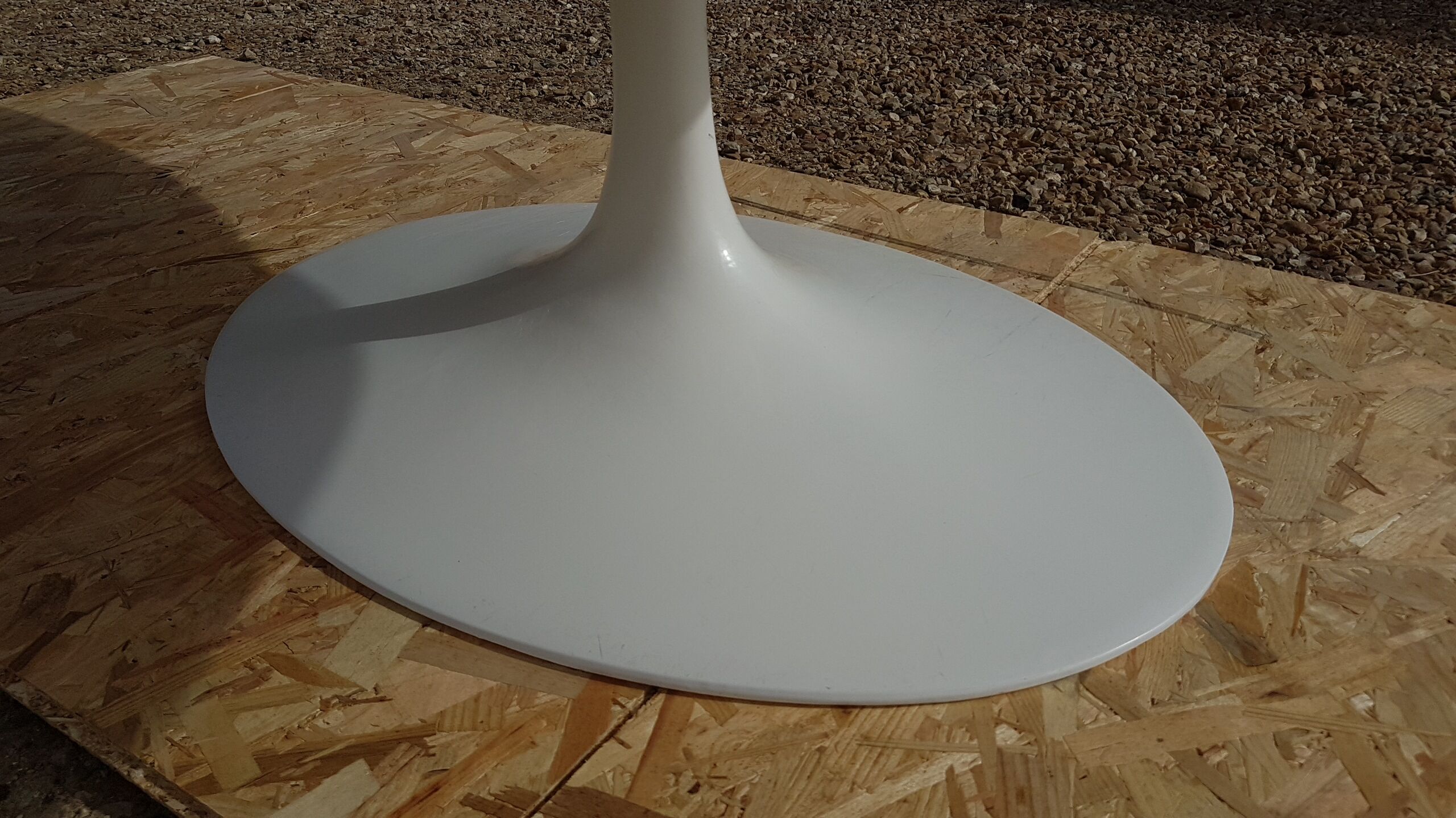 Oval table by Eero Saarinen Edite by Knoll