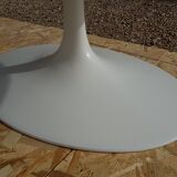 Table ovale de Eero Saarinen edite par Knoll