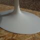 Table ovale de Eero Saarinen edite par Knoll