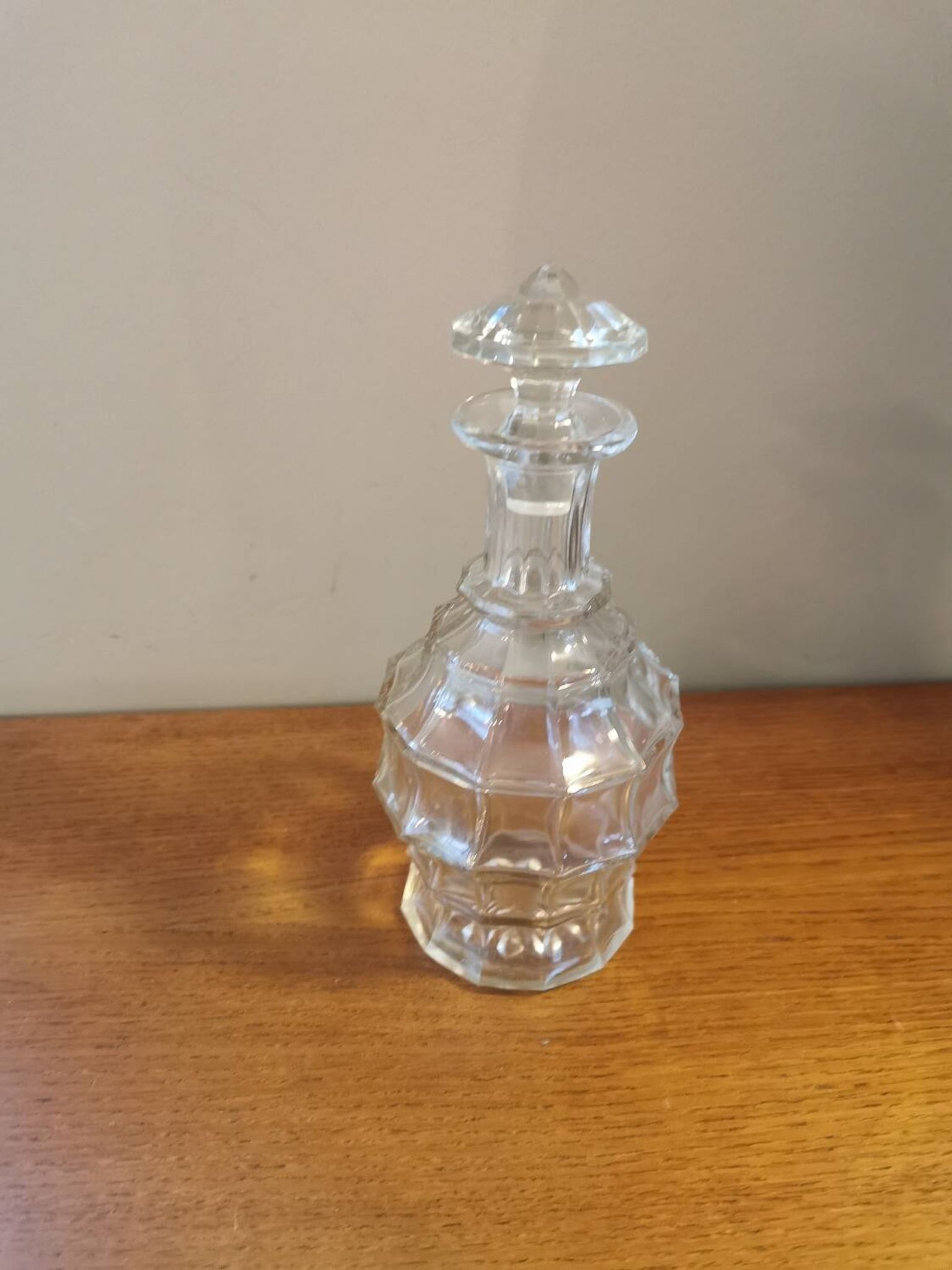 Carafe vintage en verre à facettes