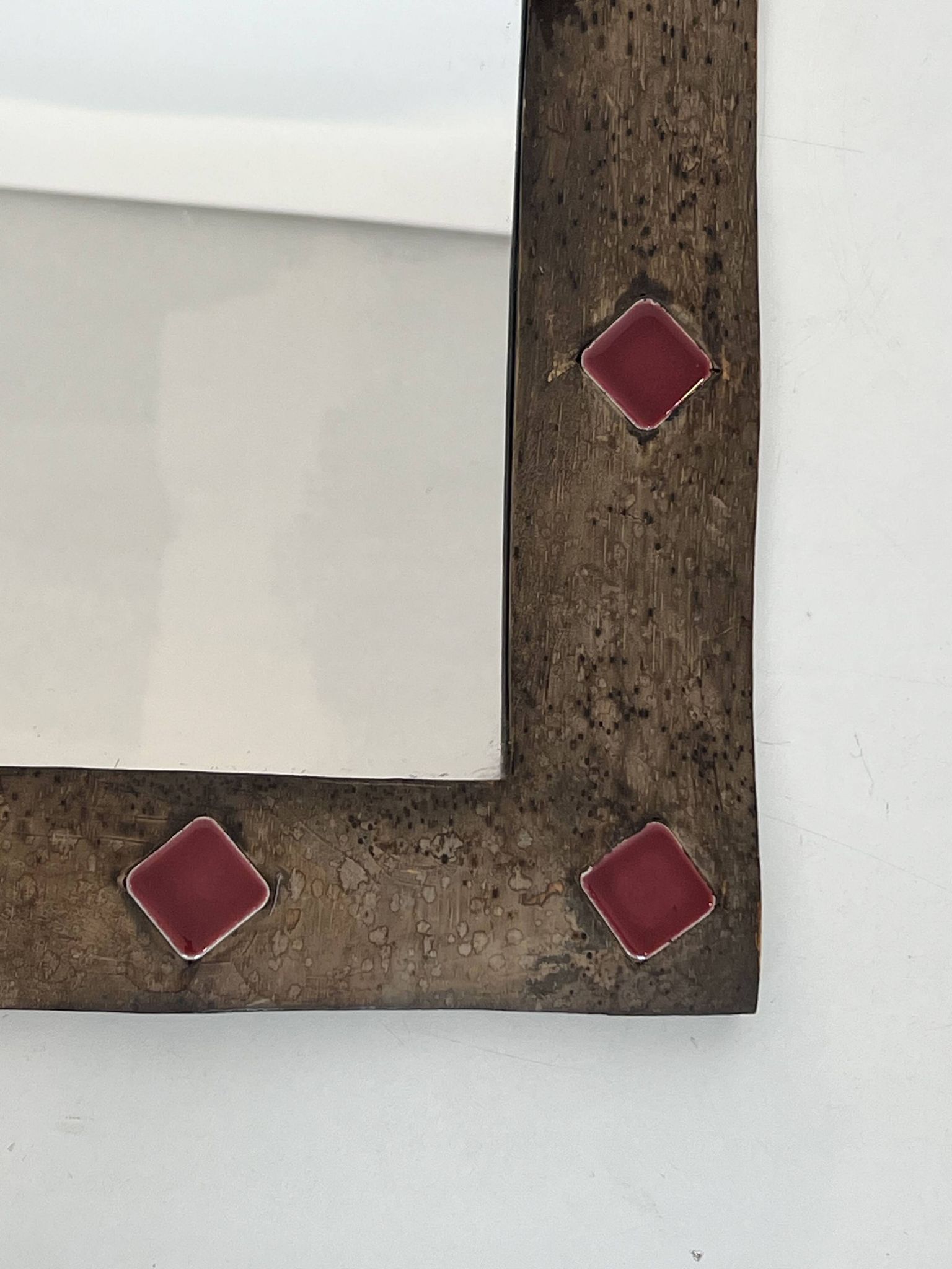 Miroir à Cadre en Céramique Émaillée Bronze à Cabochons Rouges. Travail Fra