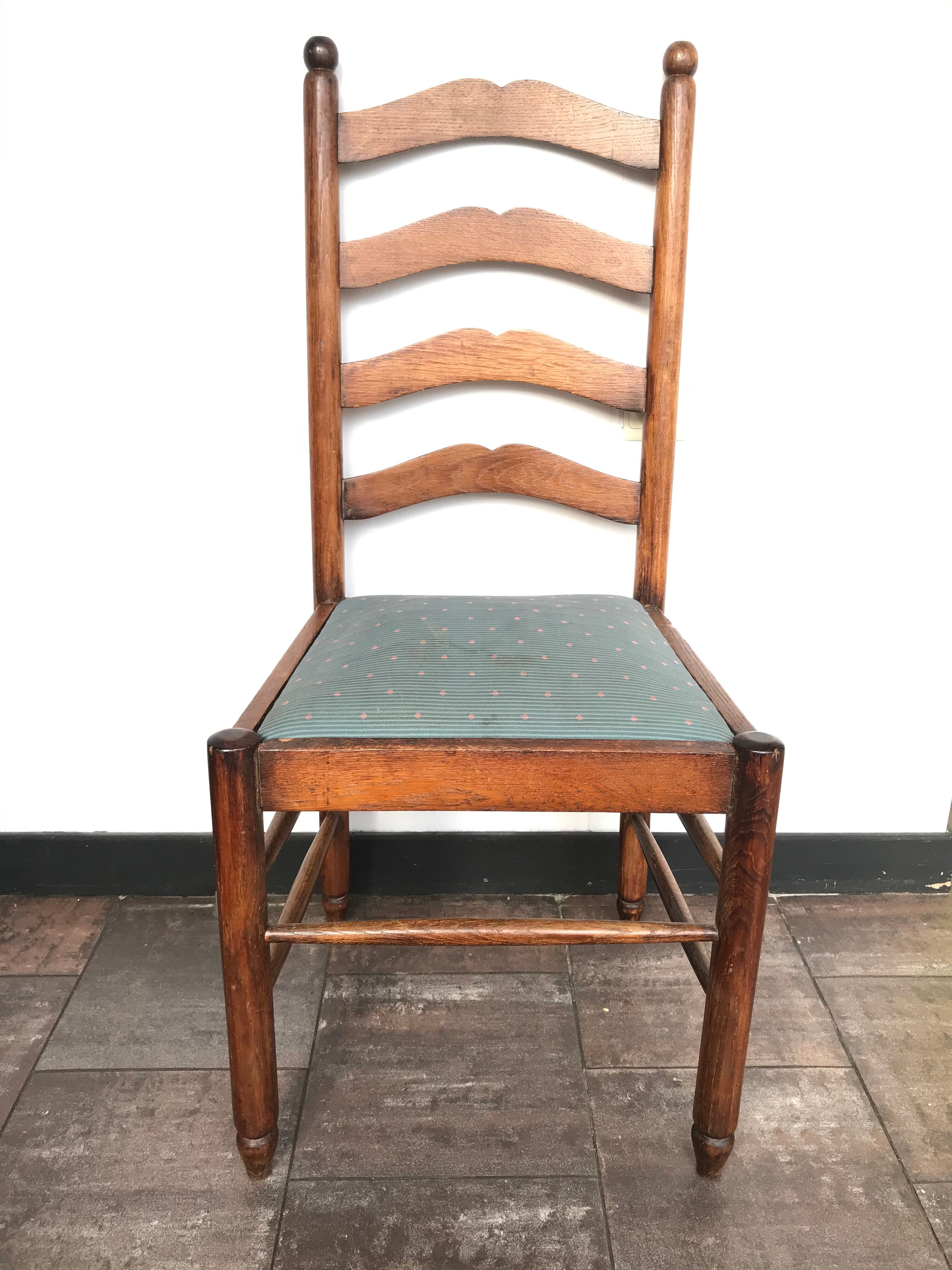 Lot of 4 oak chairs