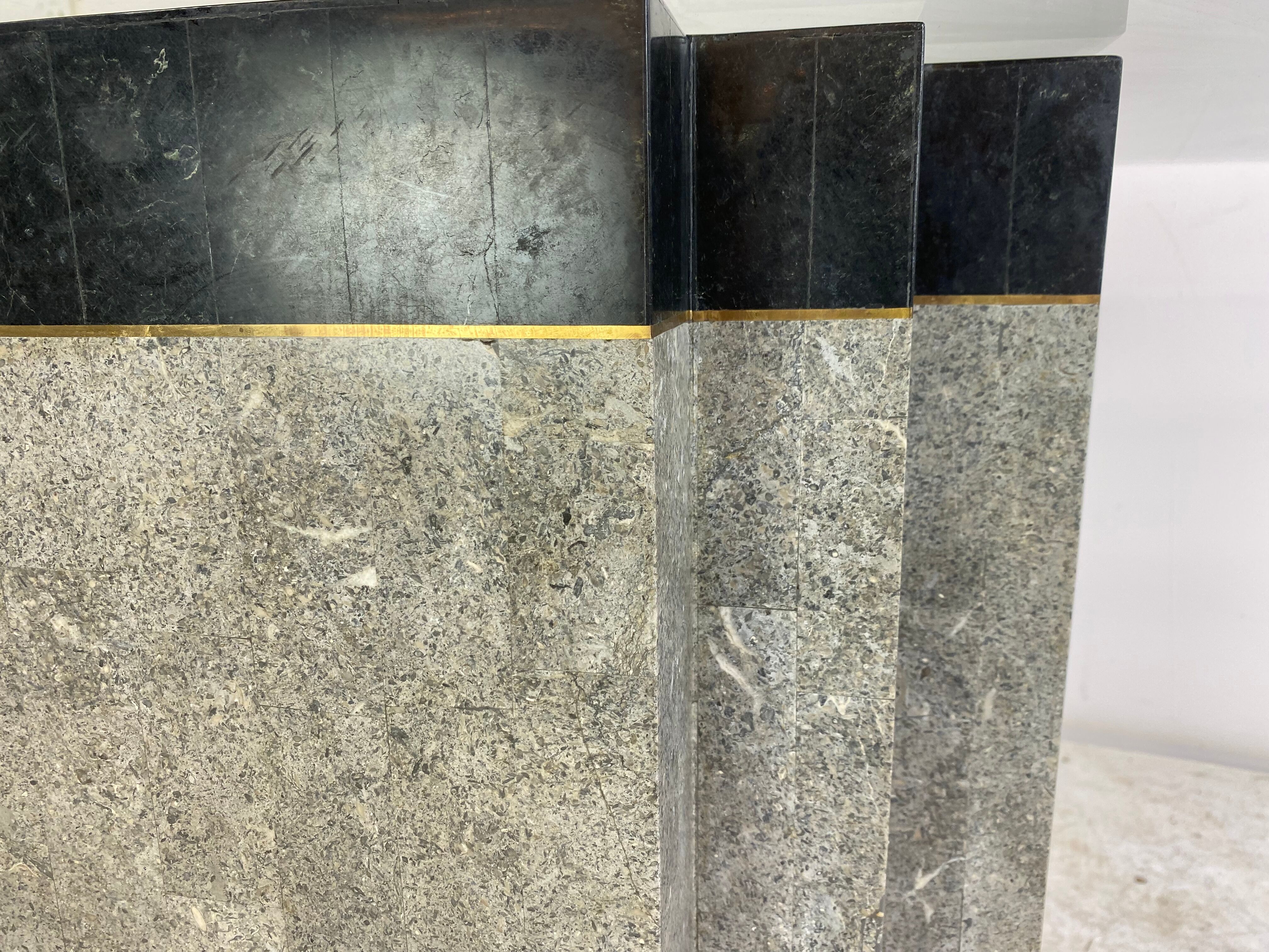 Table à manger postmoderne en pierre et marbre avec socle en laiton et plateau en verre, années 1980