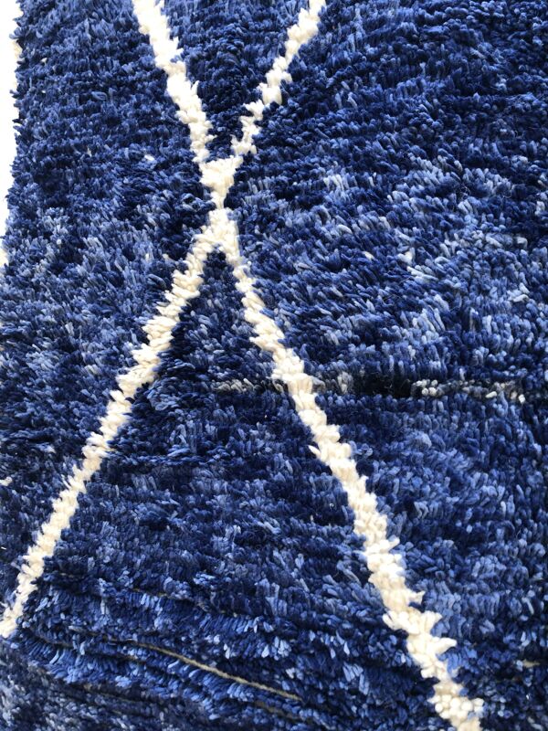 tapis berbère beni ouarin chiné bleu à losanges blancs 247x157cm