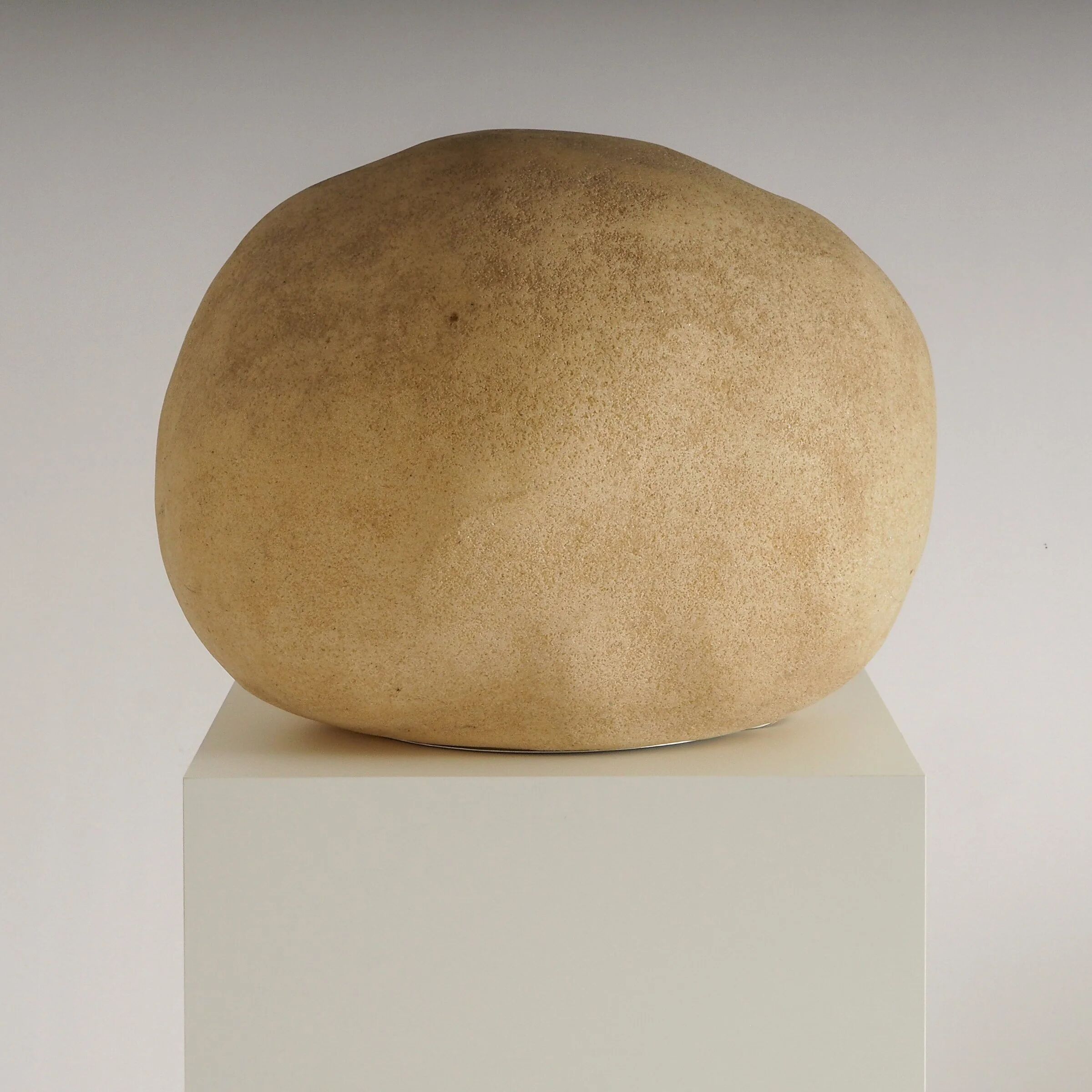 Lampe en pierre lunaire Dora par André Cazenave