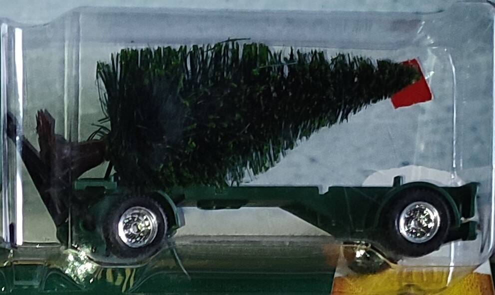 ''Freightliner'' semi-trailer + platform supporting 1 tree