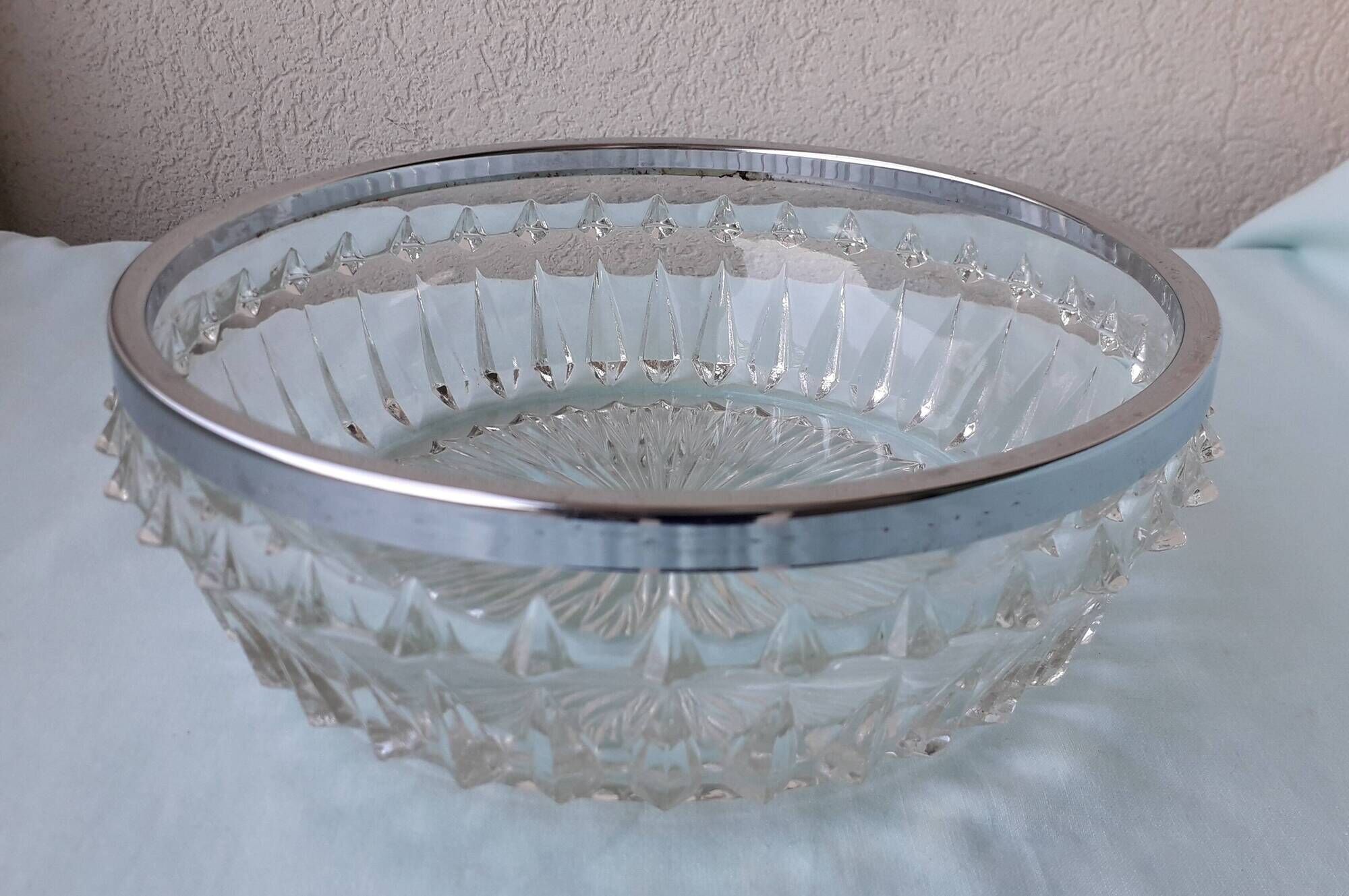 Bowl or glass dish with a metal rim