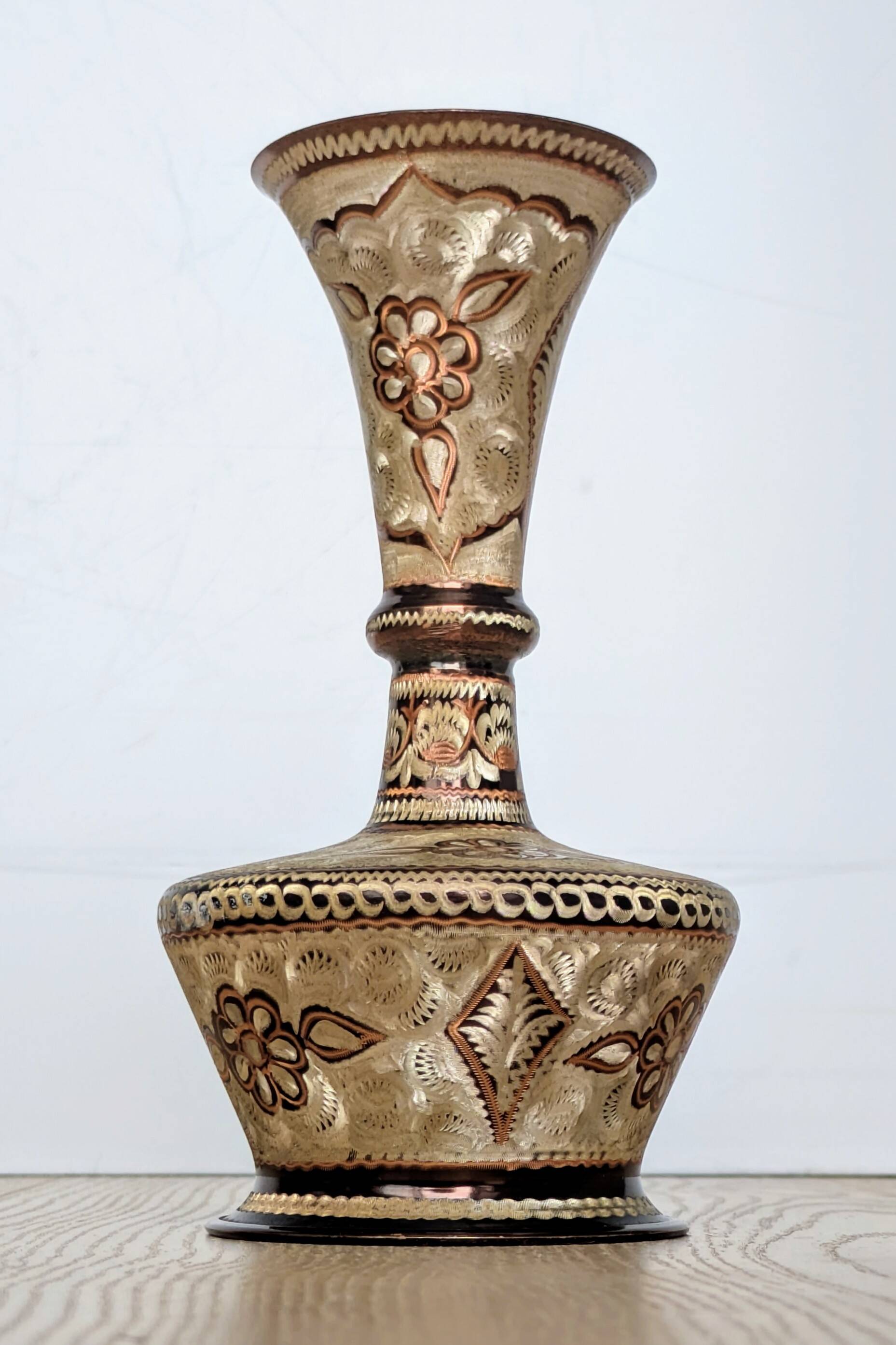 Decorative handcrafted vase in chiseled copper - Floral motifs - Orient / India