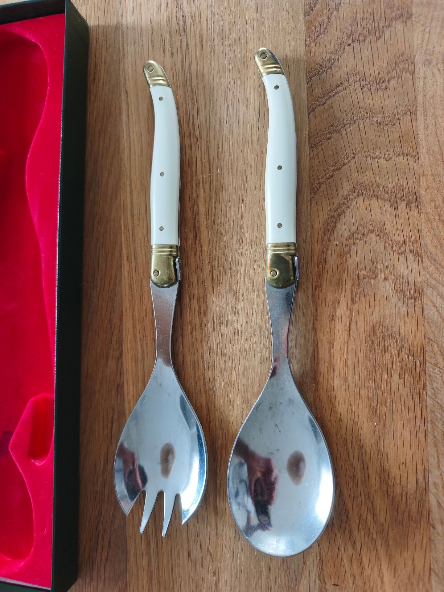 Laguiole salad service in its box – 2 pieces (White & Stainless Steel)