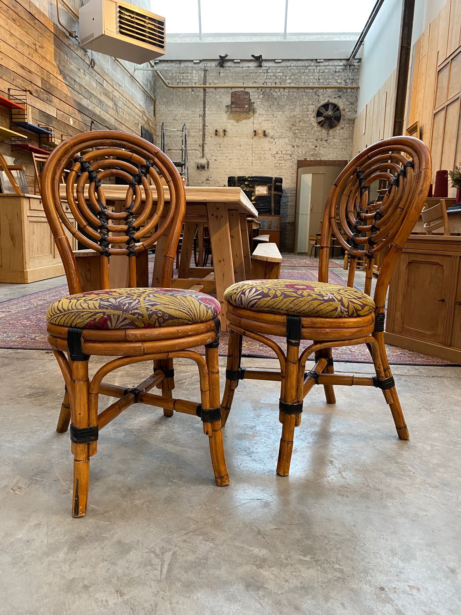 Suite de 12 chaises vintages