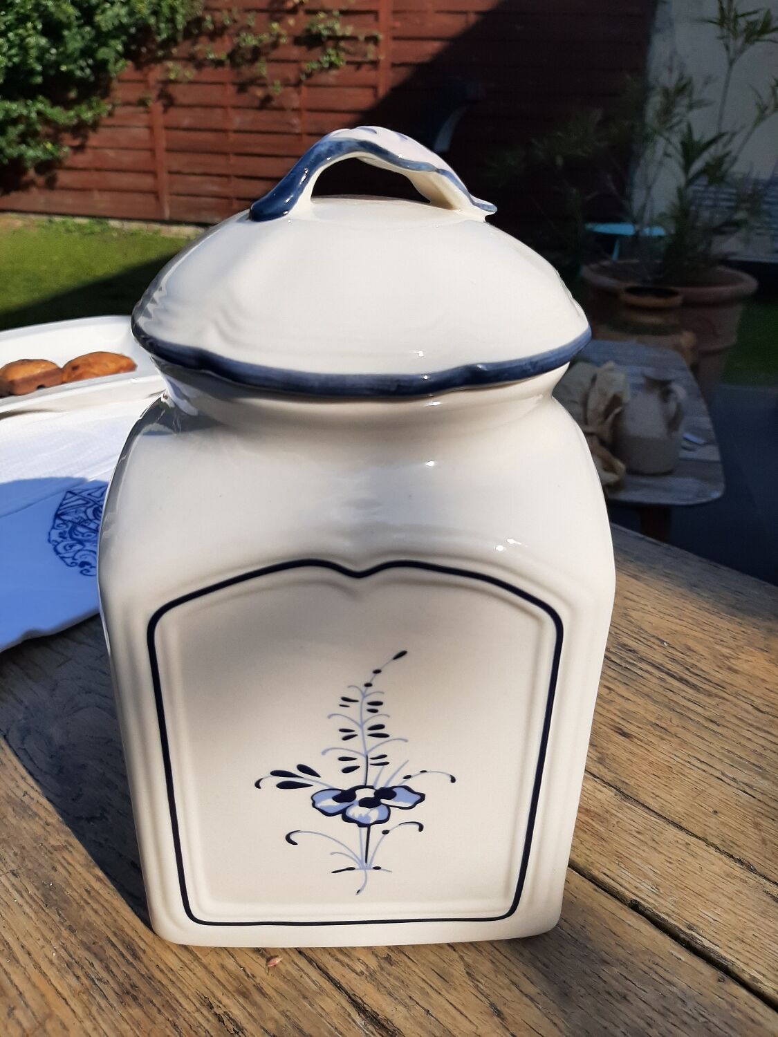 Luxembourg Villeroy and Boch pot