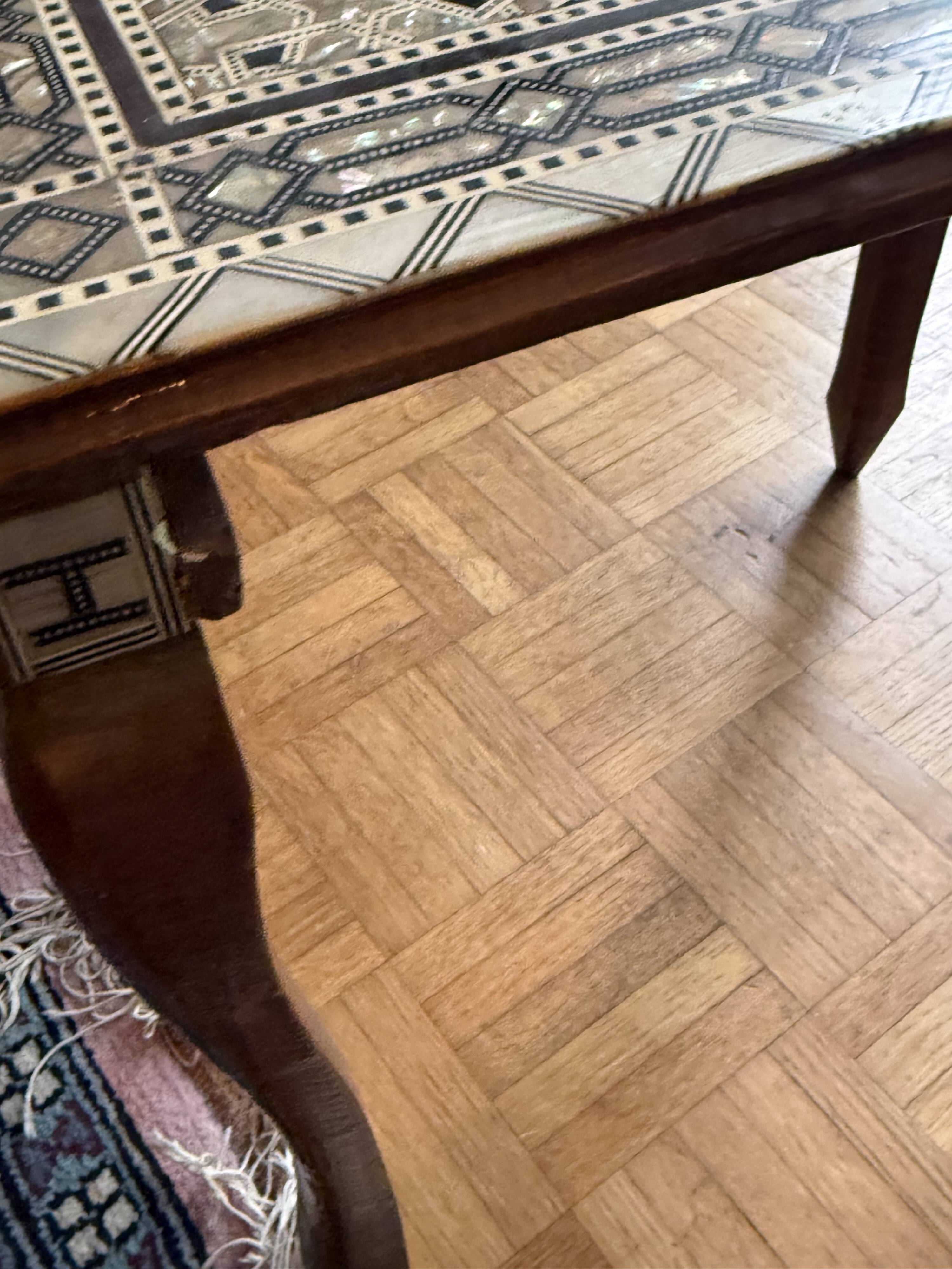 Ensemble de 3 tables gigognes en bois et nacre, style damascène