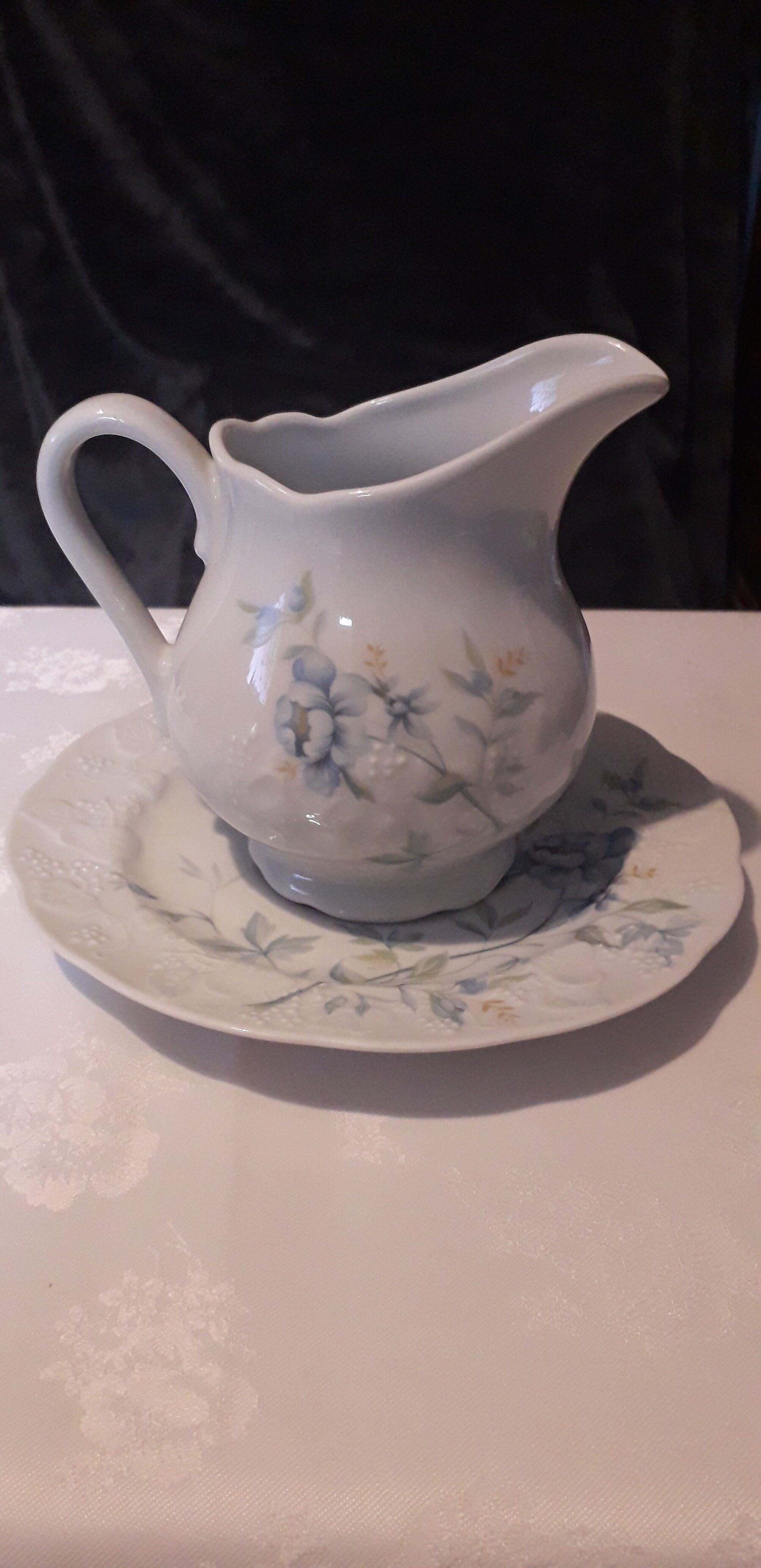 Pot à lait crème et sa soucoupe en fine porcelaine CNP France