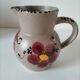 Pichet en grès vintage décor floral peint main, années 60–70