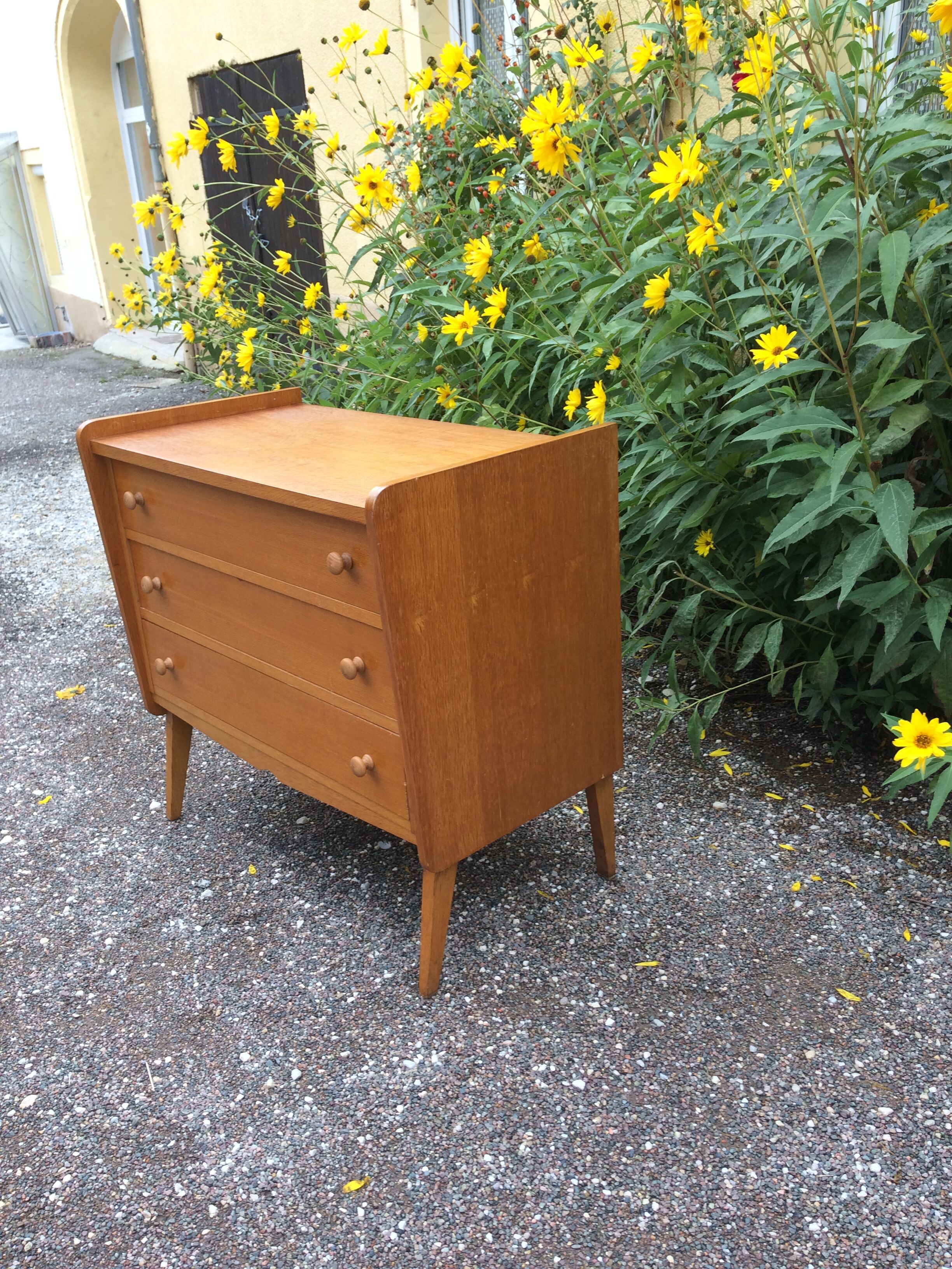 Dresser compass feet