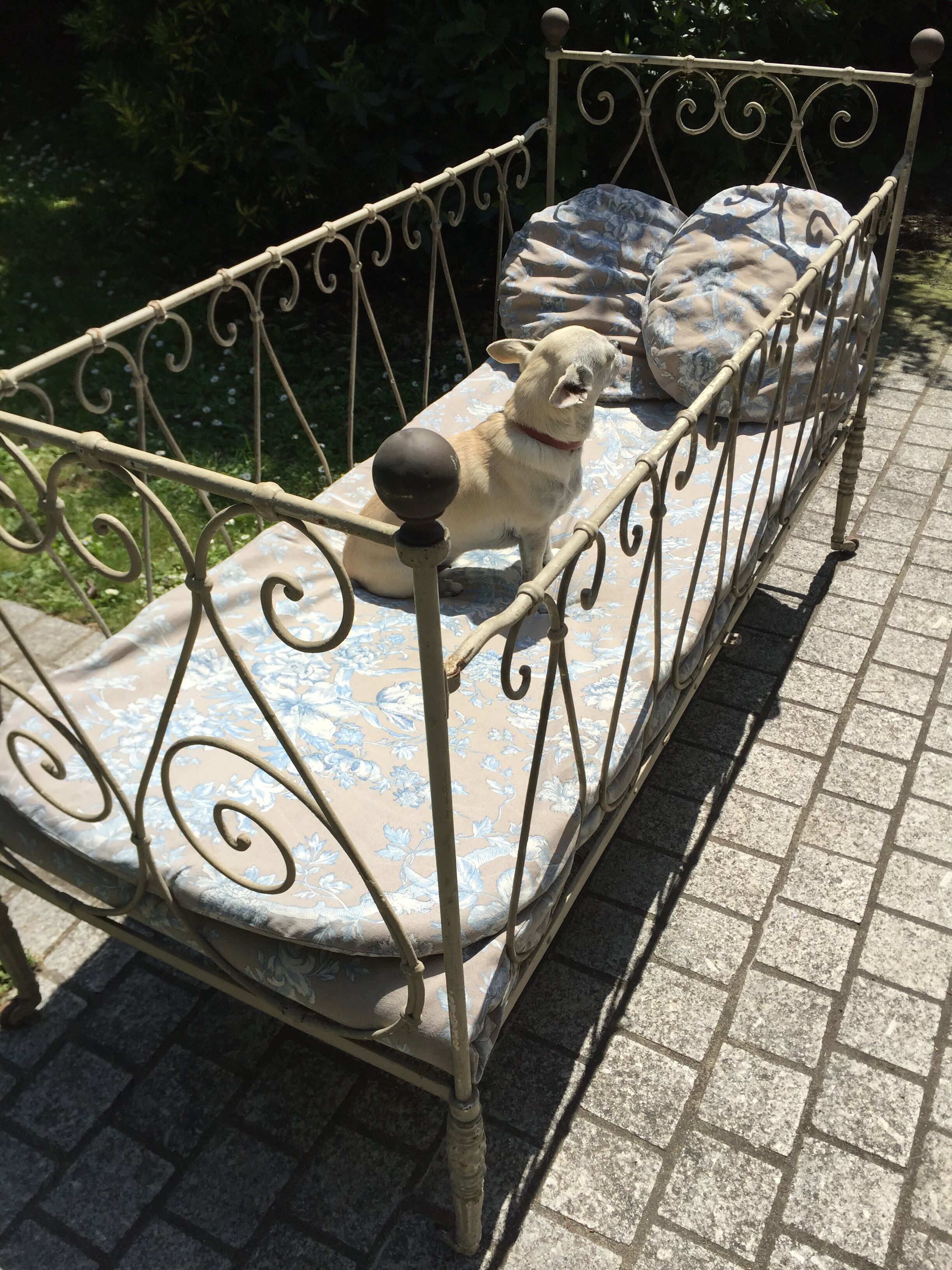 Ancien lit de bébé en fer forgé