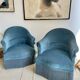 Paire de fauteuils crapauds en velours bleus