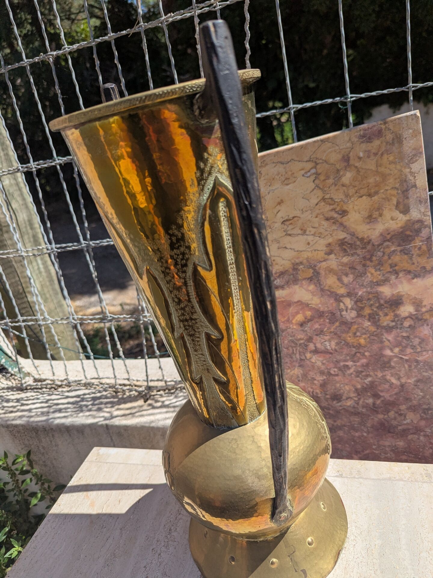 Grand vase Art Nouveau en dinanderie martelée, cuivre et fer forgé, Fr