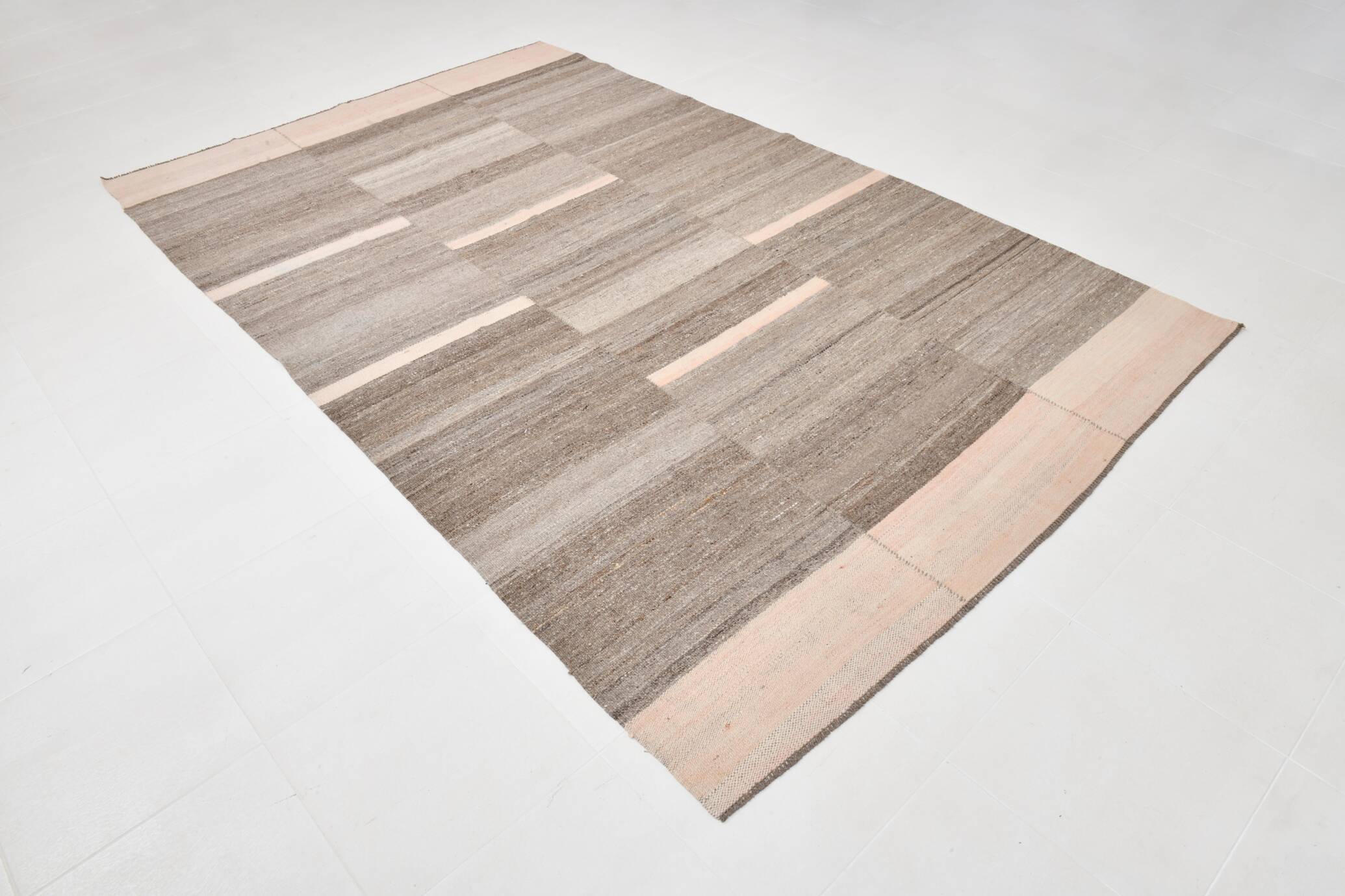 Tapis kilim vintage tons bruns et beige rosé, style minimal artisanal