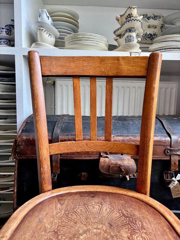 Chaise bistrot Luterma en hêtre gaufré, motif ''coquille
