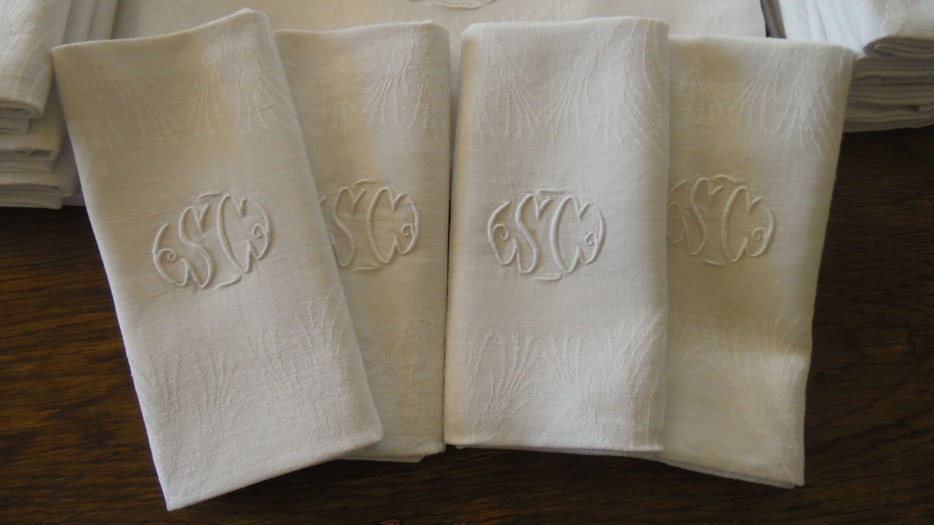Nappe damassée et ses 12 serviettes brodé monogramme SC damas floral