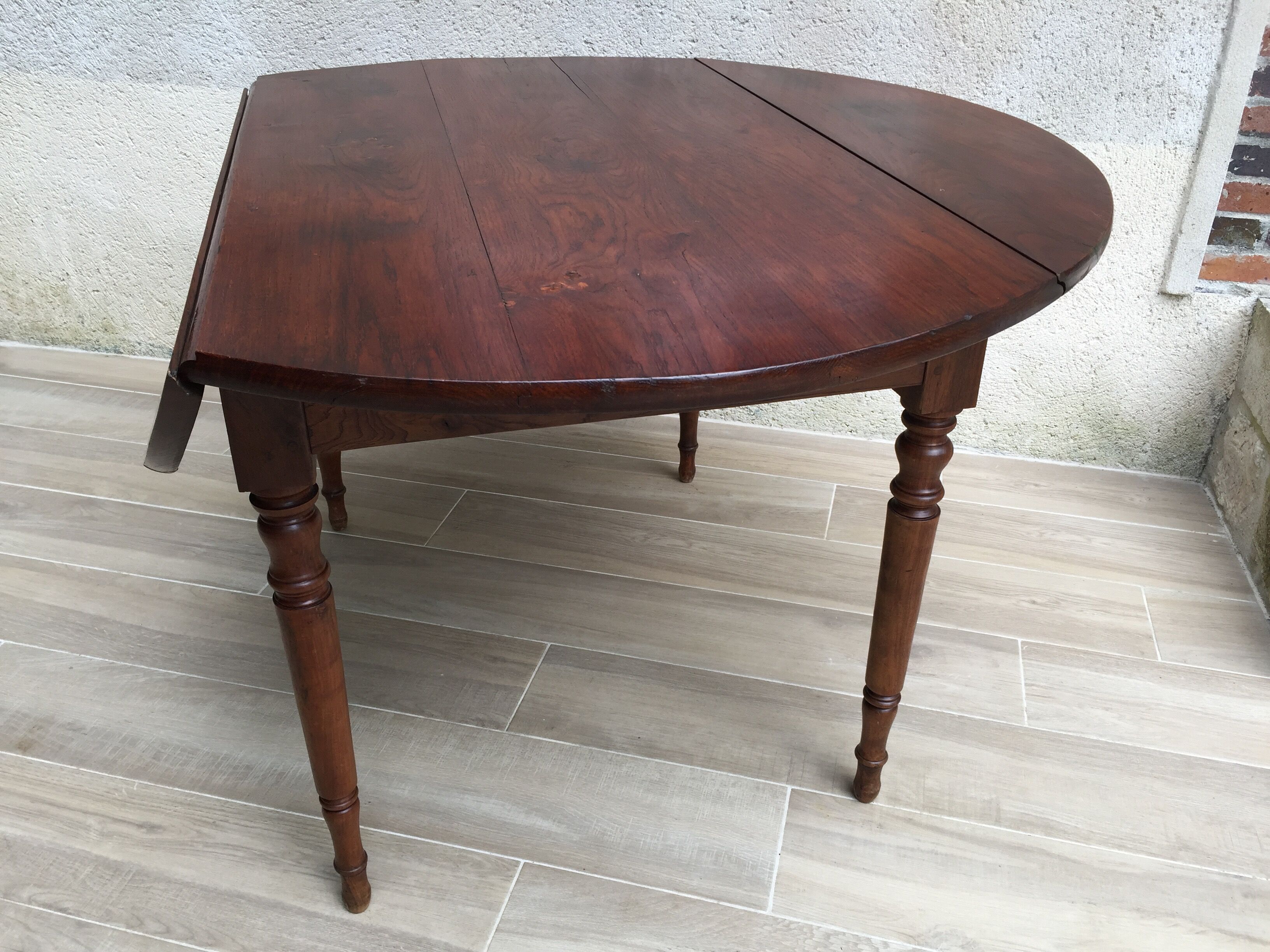Large table round in rabats in vintage massive oak